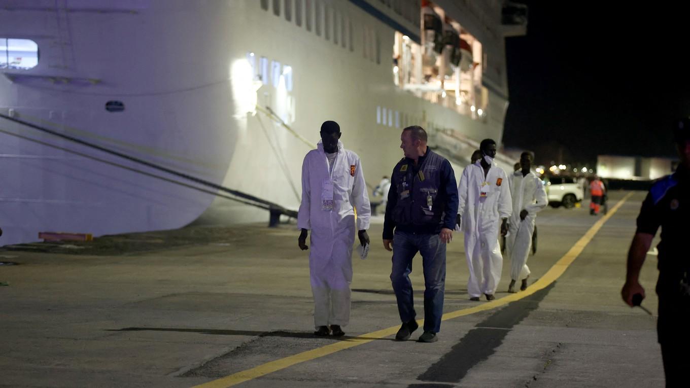 Migranter går i land från kryssningsfartyget Insignia efter att ha räddats utanför Teneriffa den 21 juni 2024. Foto: Desiree Martin/AFP via Getty Images