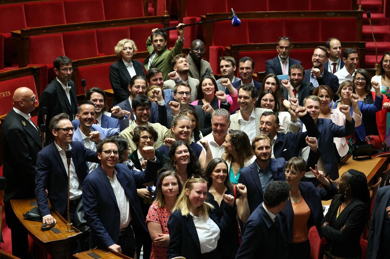 Nyinvalda medlemmar från vänsterpartiet LFI, en del av vänsterkoalitionen Nya folkfronten, poserar i den franska nationalförsamlingen, den 9 juli.  Foto: Alain Jocard/AFP via Getty Images