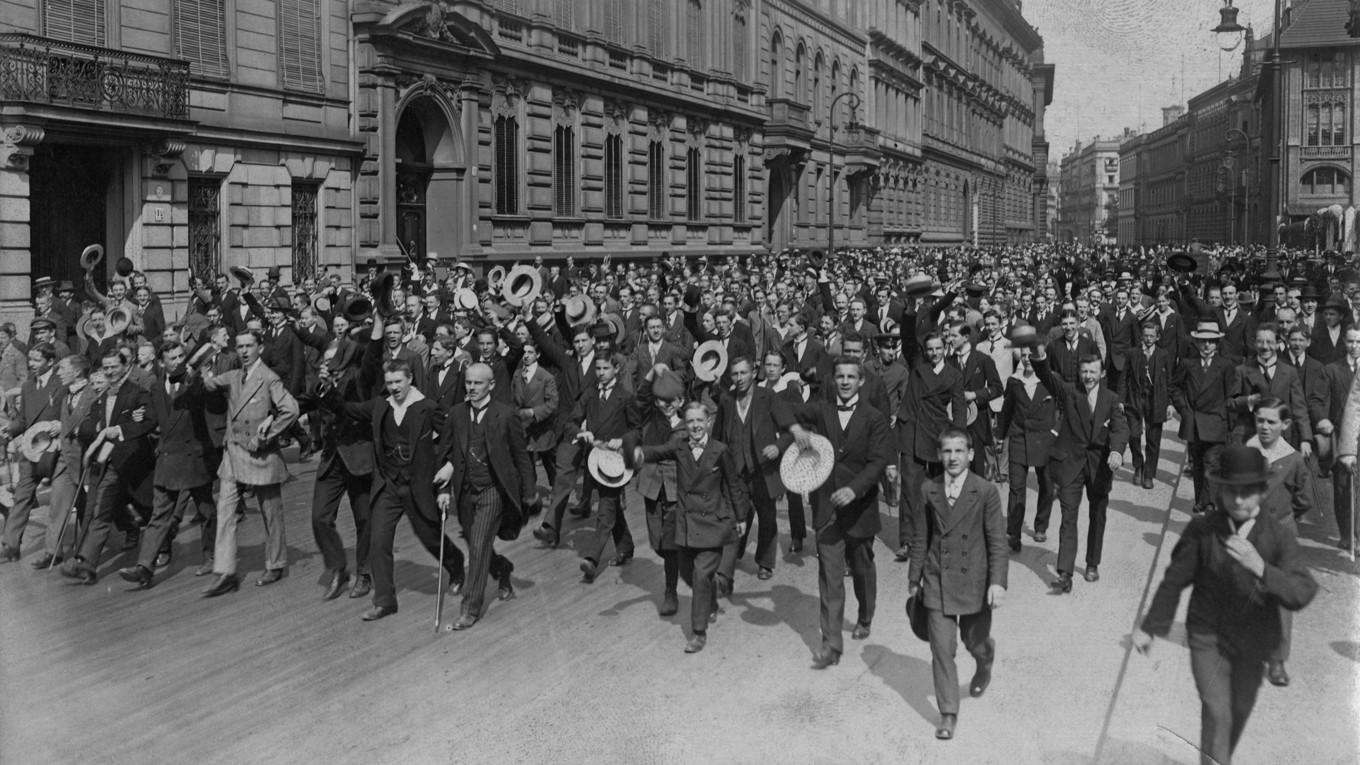 Uppspelt stämning utanför Österrikes ambassad i Berlin efter krigsförklaringen mot Serbien, den 25 juli 1914. Foto: Paul Thompson/FPG/Getty Images