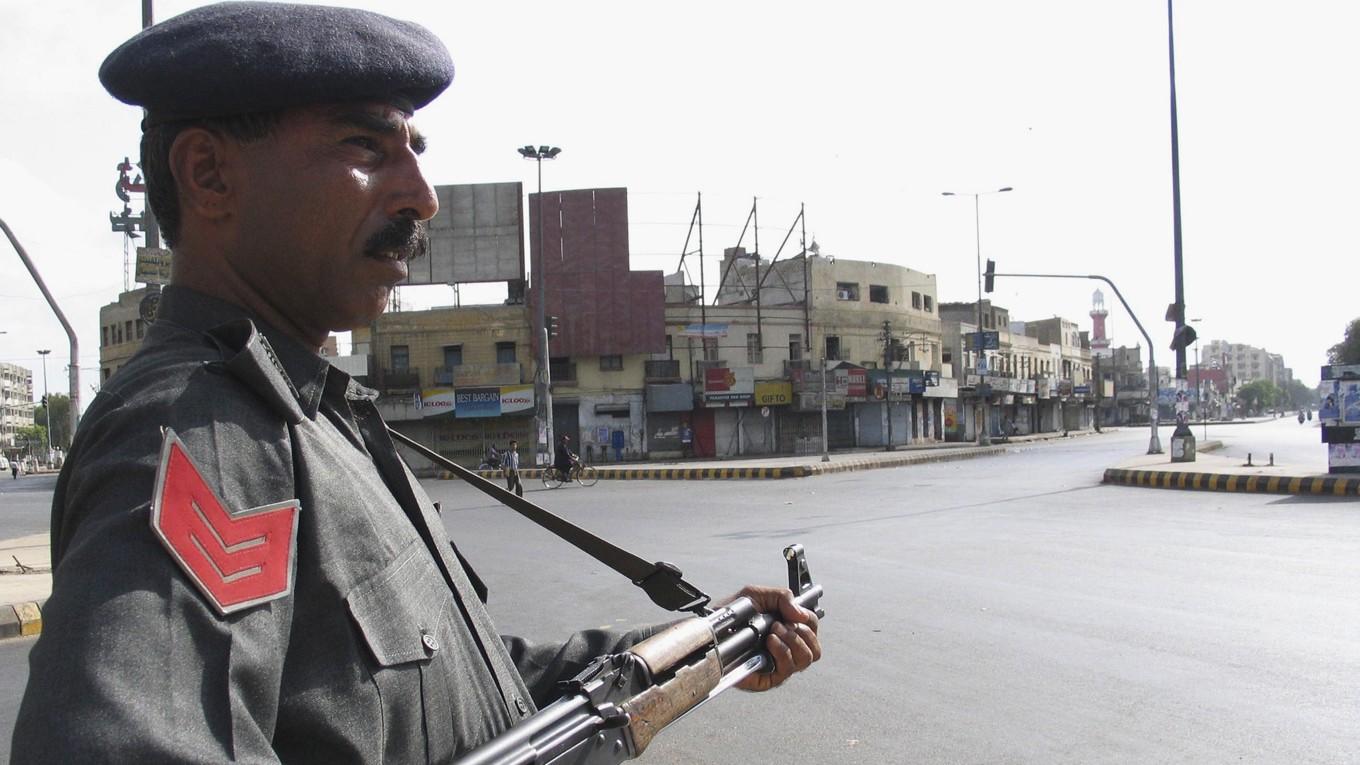På bilden som är tagen den 4 juni 2004 står en polisman på vakt i Karachi i Pakistan. Foto: Syed Zargham/Getty Images