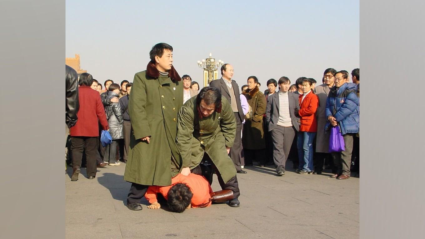 Kinesisk säkerhetspersonal attackerar Falun Gong-utövare på Himmelska fridens torg i Peking under förföljelsens tidiga år. Foto: Minghui.com