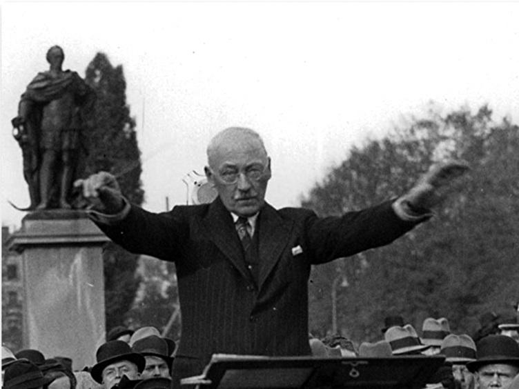 Körnestorn Hugo Alfvén dirigerar i Kungsträdgården, Stockholm 1937. Foto: Svenska Dagbladet/Pica