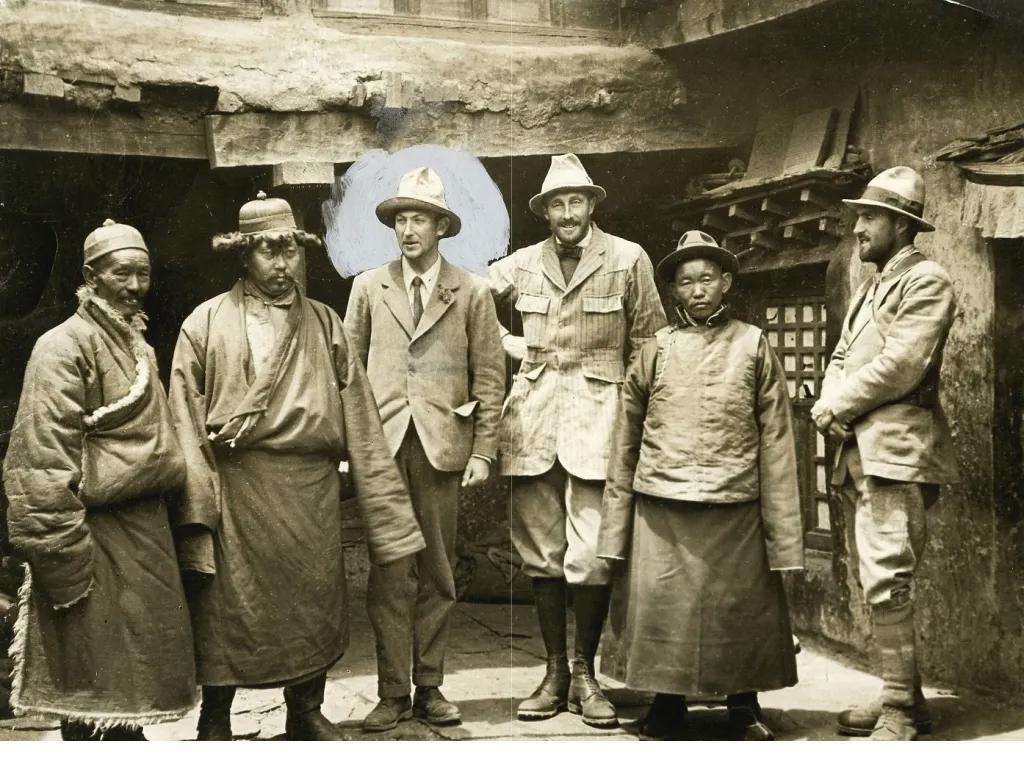 Några medlemmar av 1924 års brittiska expedition till Mount Everest. George Mallory är tredje från vänster, bredvid honom Edward F. Norton, och längst till höger, Geoffrey Bruce. foto: Public Domain