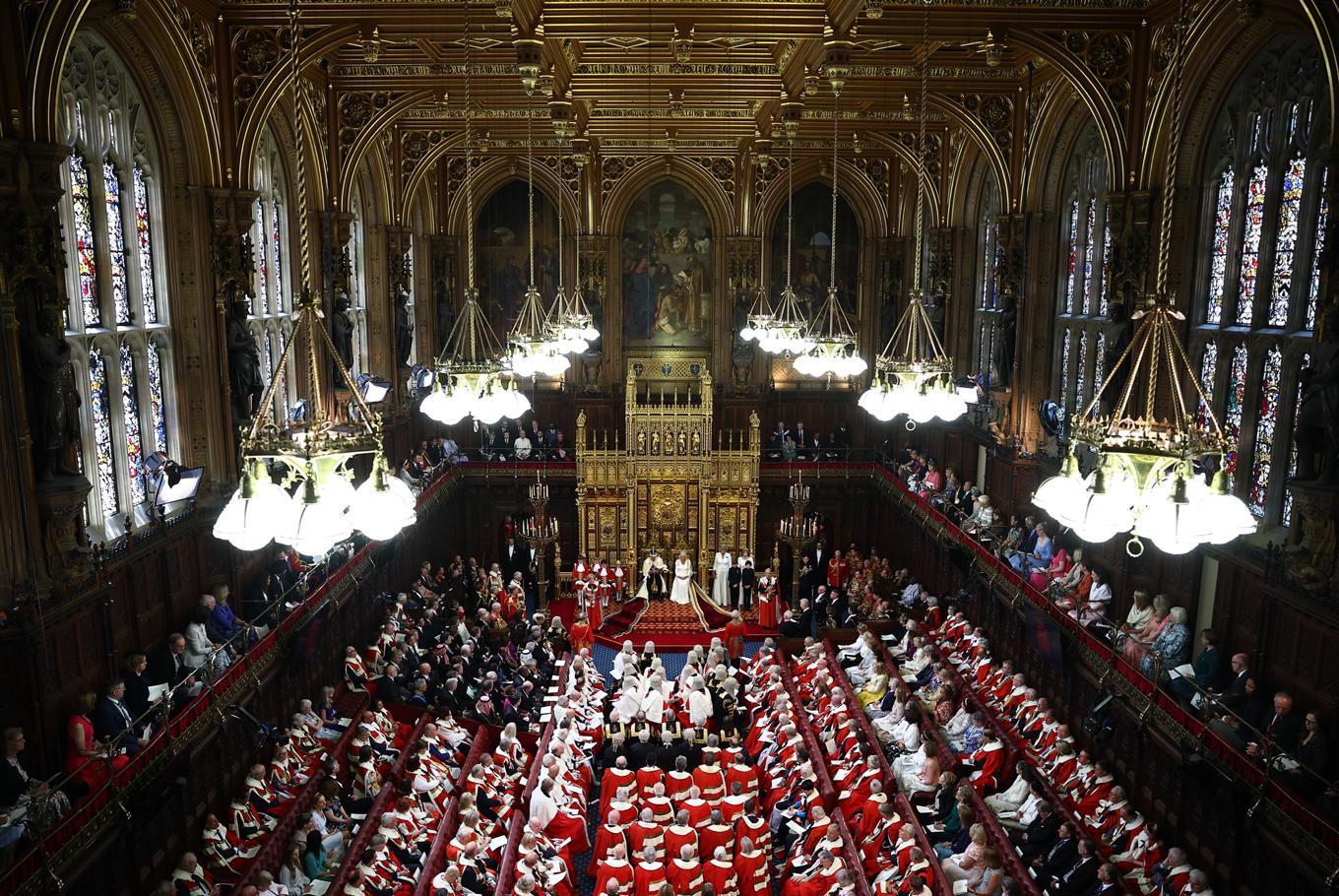 Kung Charles III med drottning Camilla vid sin sida håller tal i överhuset (House of Lords) i parlamentsbyggnaden i London den 17 juli. Foto:  Henry Nicholls – WPA Pool/Getty Images