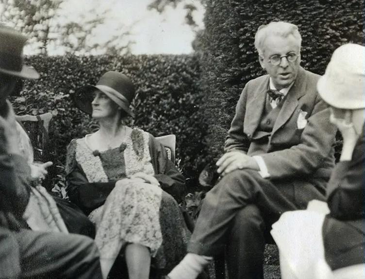 Georgie och W.B. Yeats i mitten. Ett äktenskap som kanske inte helt harmoniserade med Yeats egna föreskrifter för andra. Foto: Public Domain
