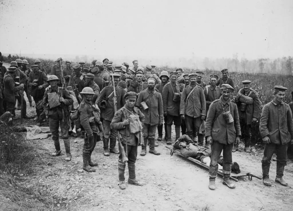 Krigsfångar vid Somme under första världskriget. ”Jag har accepterat att människor dödas, det finns inget mer att lära sig om det”, skrev Mallory hem om sina erfarenheter.
Foto: Press Illustrating Service/FPG/Archive Photos/Getty Images