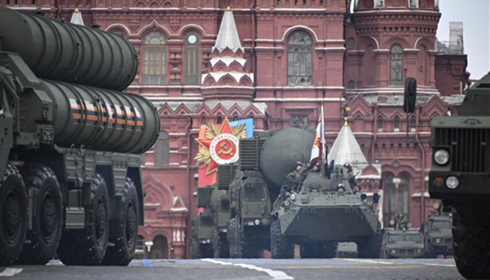 Rysk militärparad på Röda torget i Moskva den 9 maj. Skribenten menar att Rysslands svaghet borde undersökas och kommuniceras mer. Foto: Alexander Nemenov/AFP via Getty Images
