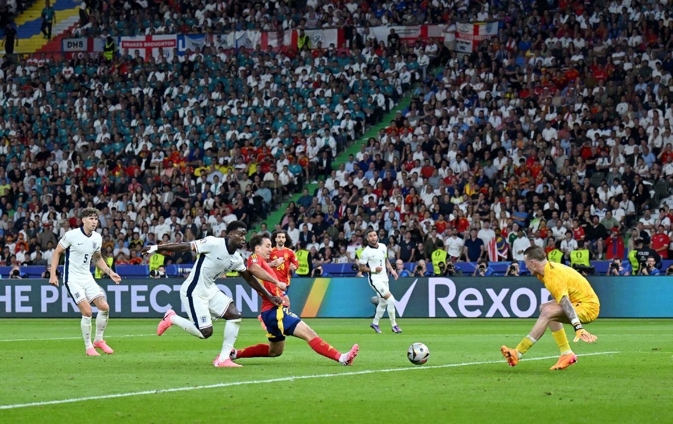 Målet som säkrade Spaniens EM-titel. Mikel Oyarzabal stöter in bollen förbi Englands målvakt Jordan Pickford. 2–1 med fyra minuter kvar. Foto: Dan Mullan/Getty