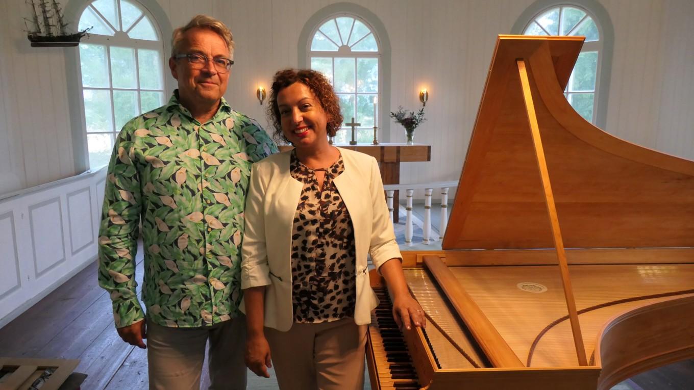 Dan Laurin och Anna Paradiso Laurin bjöd på virtuost och känslosamt spel i Fågelö kapell, där mellanpratet var fyllt med intressant musikfakta.
Foto: Jenny Ljungkvist