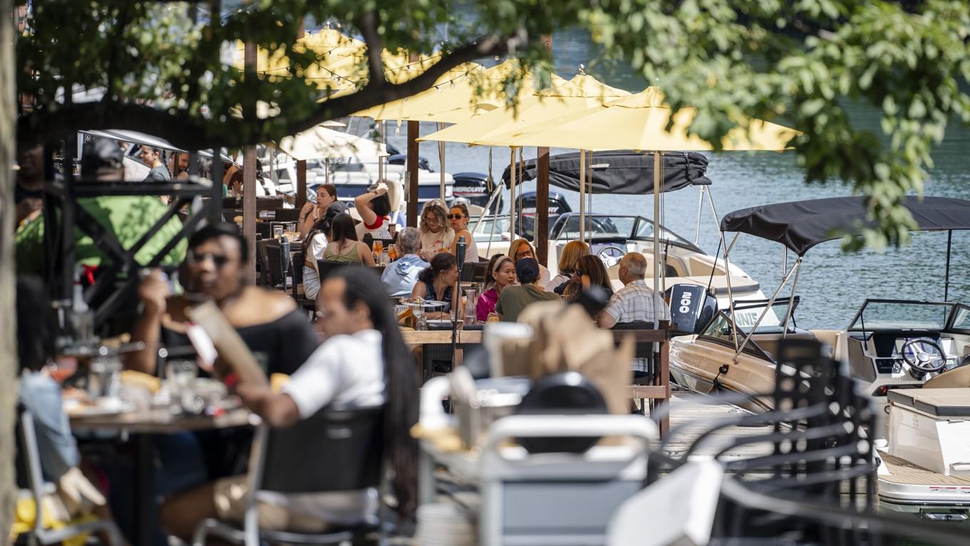 Uterestaurang i Chicago. Priserna på mat, boende och bensin är ofta en stor fråga i amerikanska val, inte minst             i år. Foto: Madalina Vasiliu