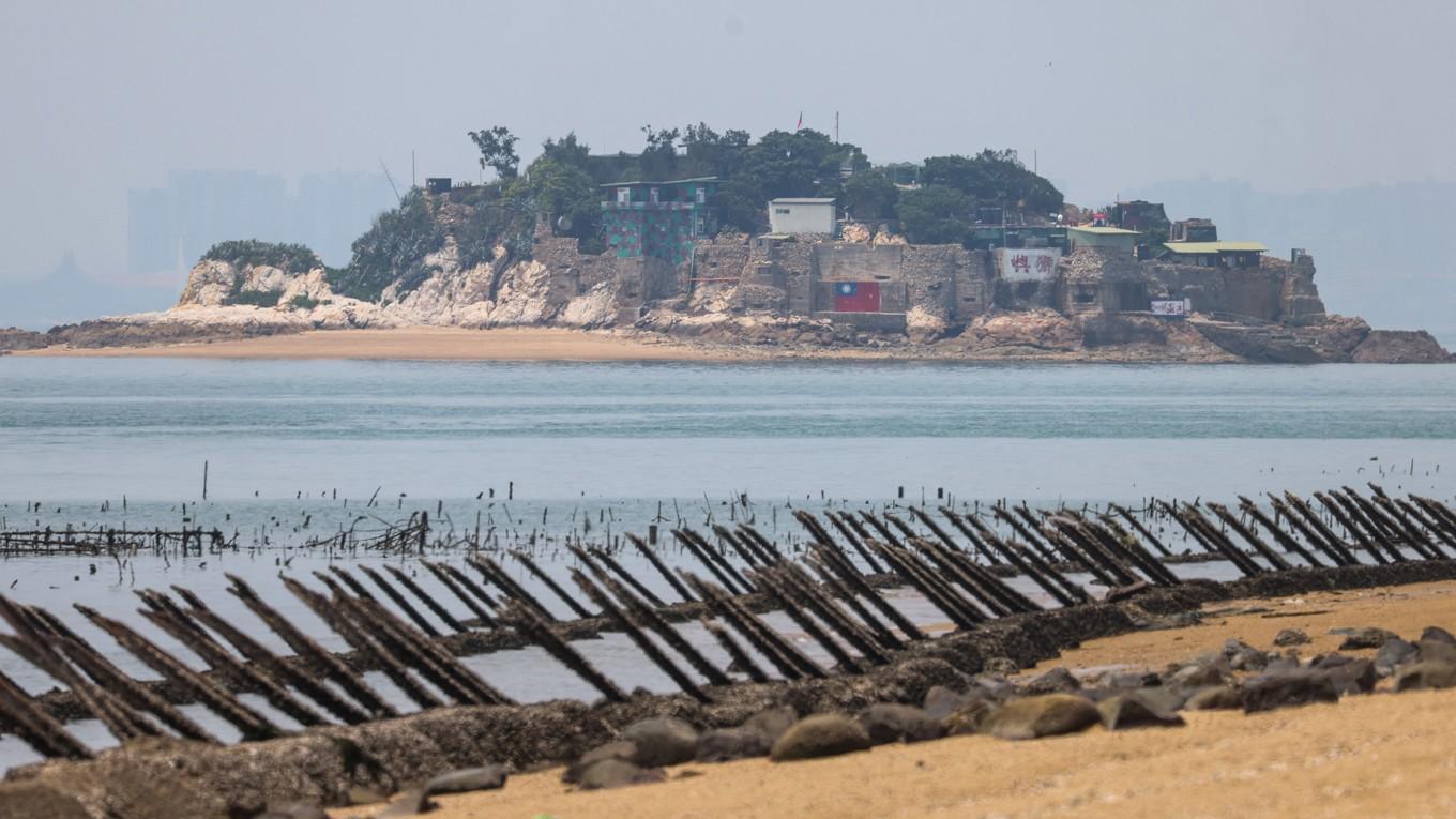 Försvarsinstallationer på Kinmen. I bakgrunden syns en militär utpost på ön Shihyu. Kinmen ligger bara några kilometer från Kinas fastland. Foto: I-Hwa Cheng/AFP via Getty Images