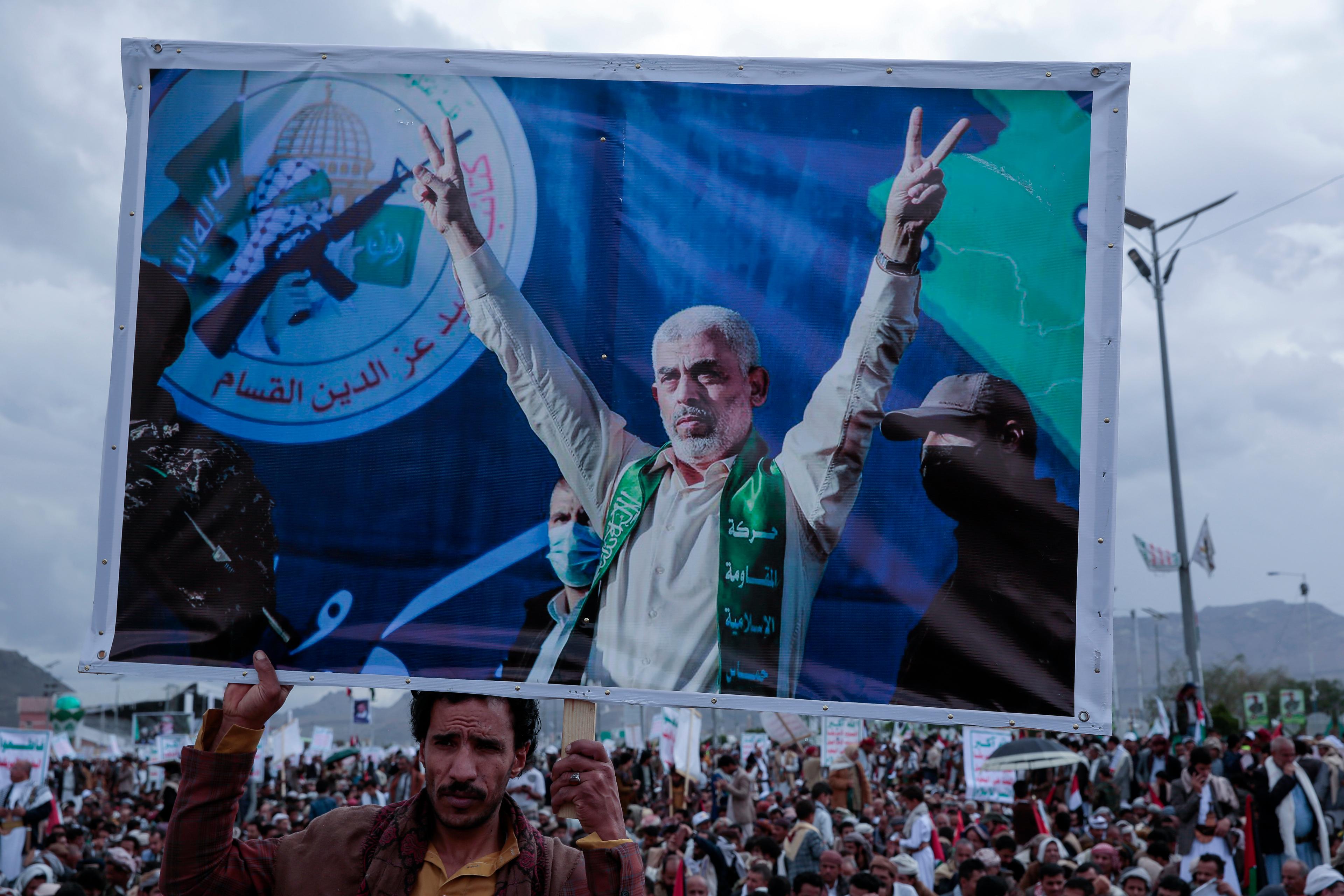 Hamasledaren Yahya Sinwar på ett plakat vid en demonstration i Jemen i våras. Foto: Osama Abd al-Rahman/AP/TT