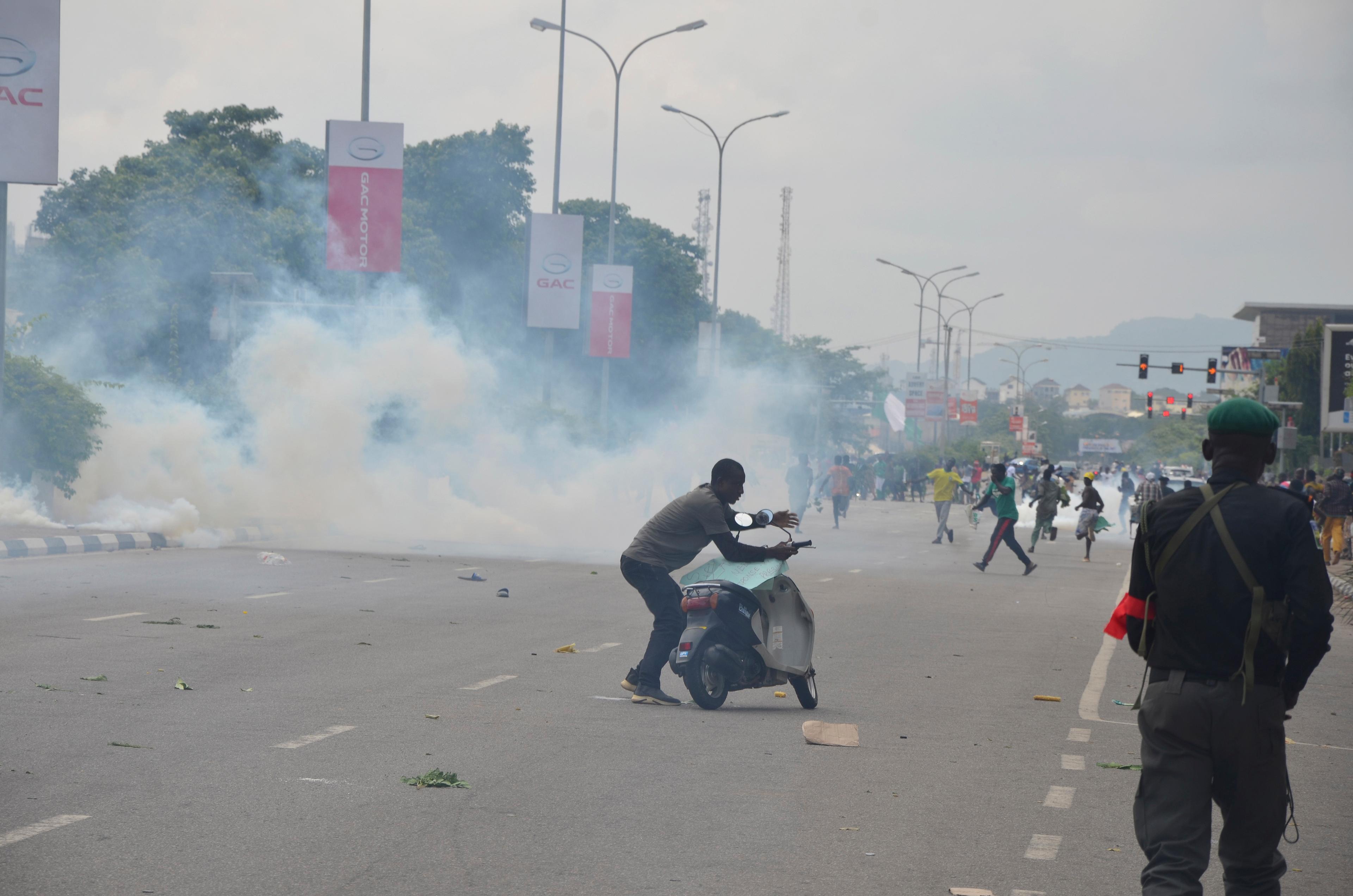 Polis använder tårgas mot demonstranter i huvudstaden Abuja. Foto: Olamikan Gbemiga/AP/TT