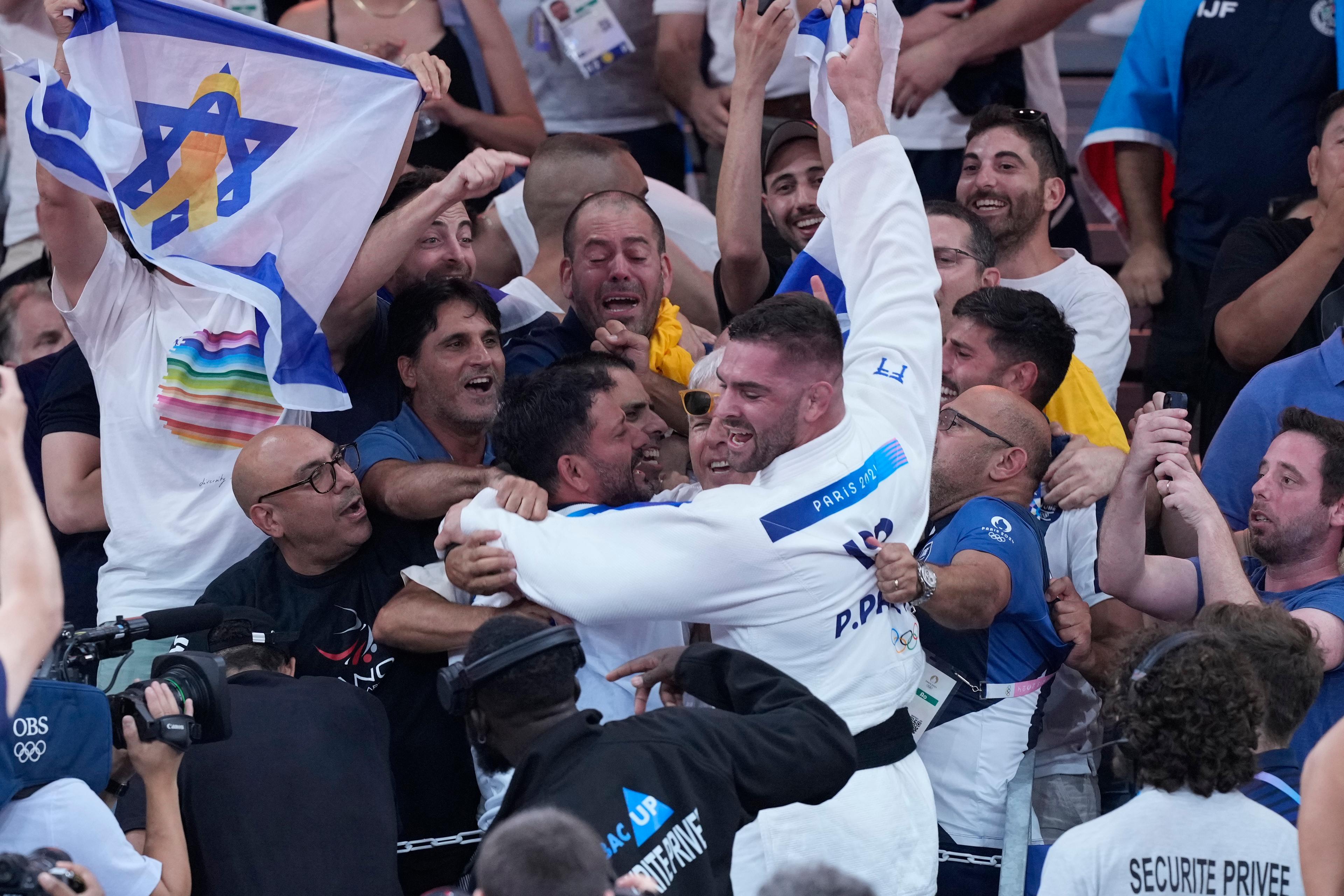 Israels Peter Paltchik jublar efter sitt OS-brons i judo ( 100-kilosklassen). Foto: Eugene Hoshiko/AP/TT