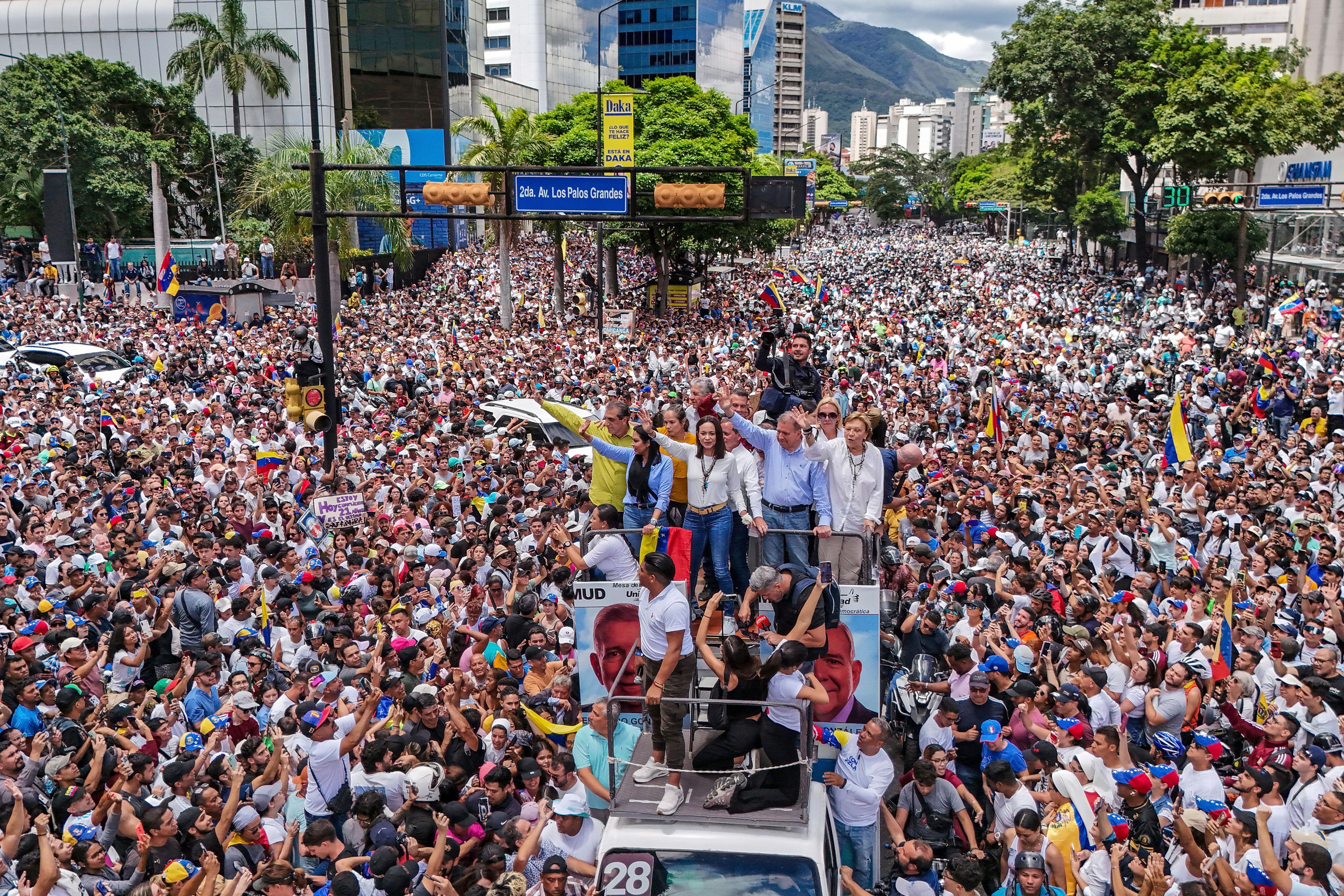 Venezuelas oppositionsledare María Corina Machado och presidentkandidaten Edmundo González Urrutia under protester i Caracas i tisdags. Foto: Matias Delacroix/AP/TT