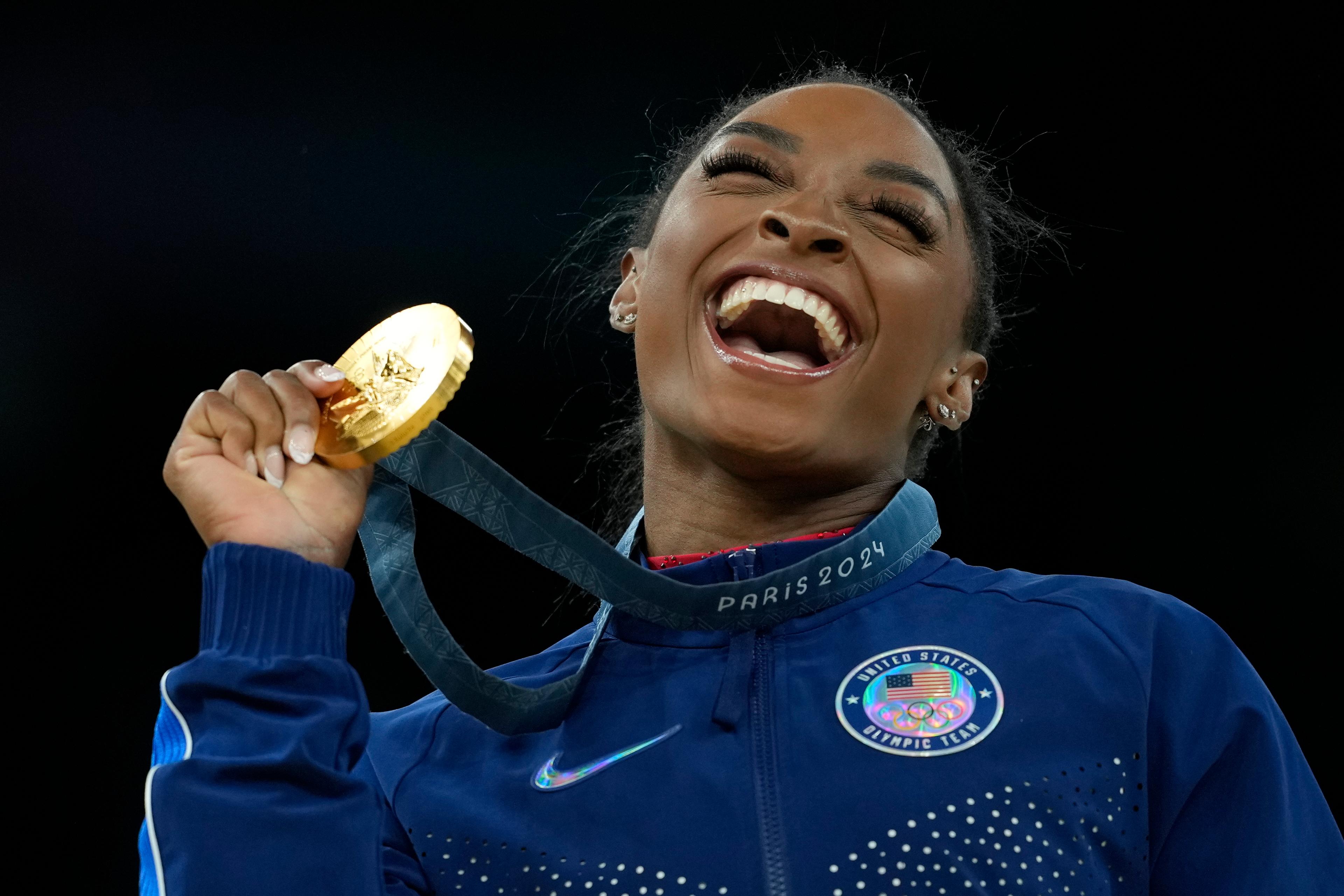 Simone Biles efter sitt tredje raka OS-guld i Paris. Foto: Francisco Seco(AP/TT