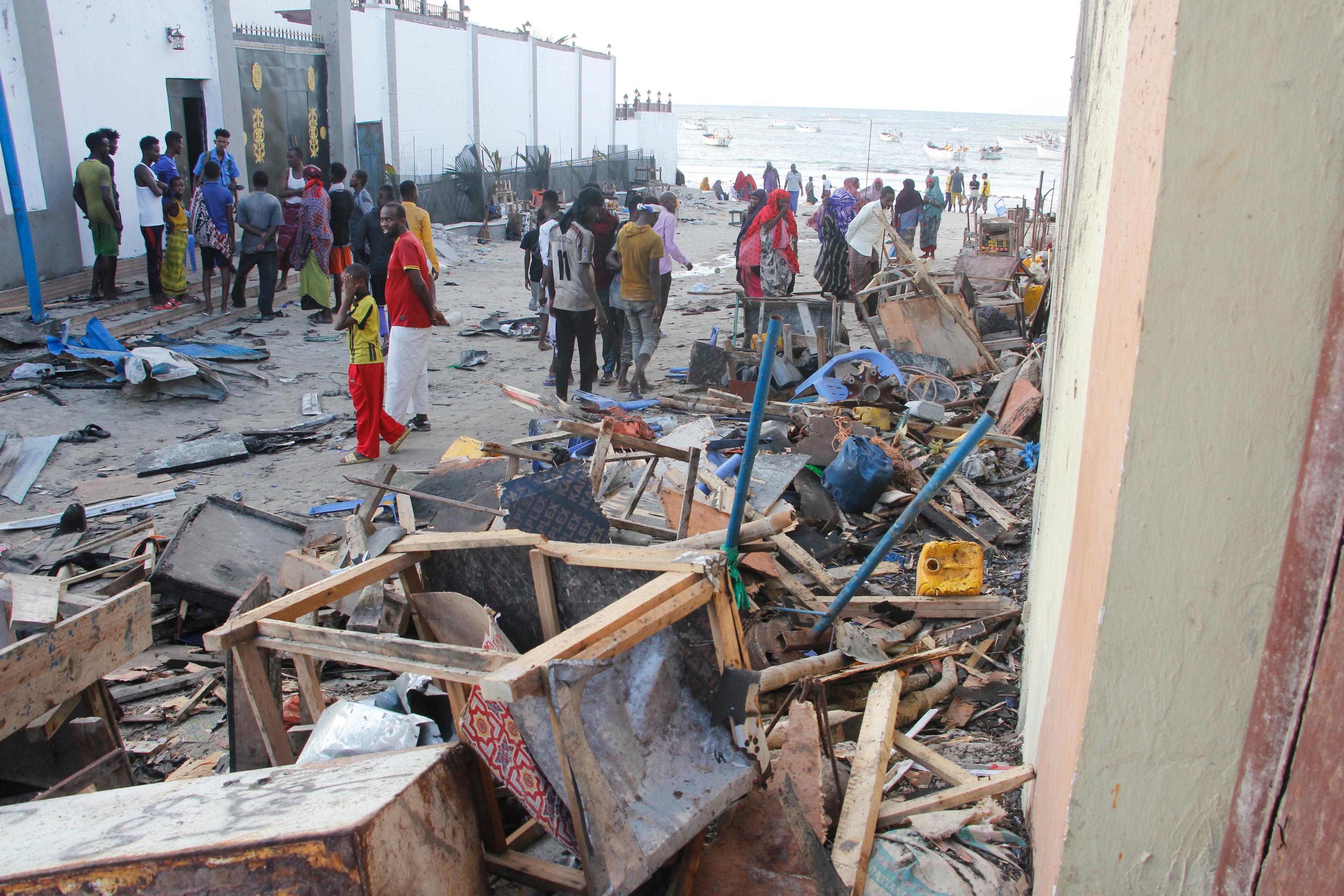 Lidoområdet i Somalias huvudstad Mogadishu är i spillror efter fredagens dödliga dåd. Foto: Farah Abdi Warsameh/AP/TT