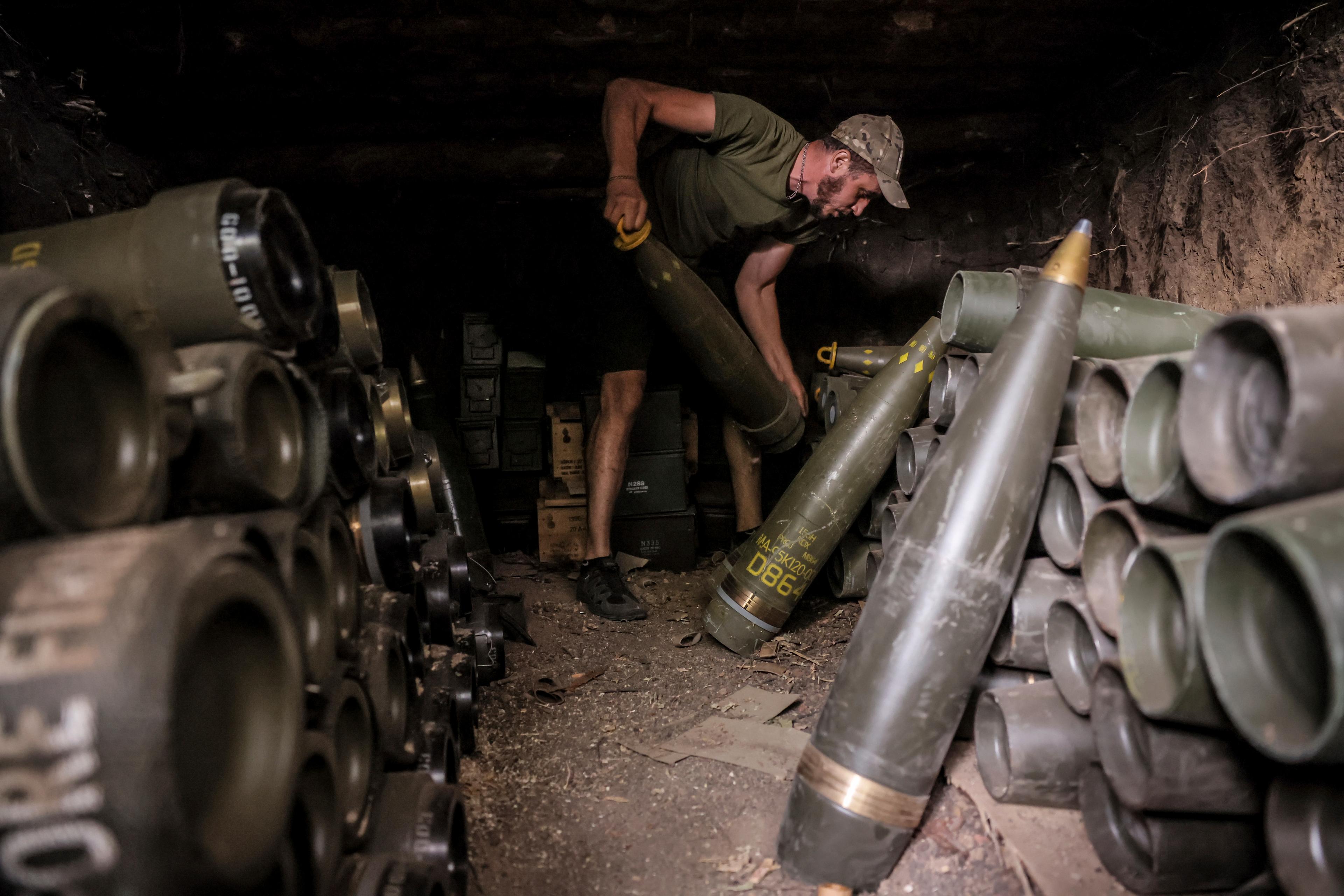 En ukrainsk soldat i Donetskregionen förbereder en attack. Arkivbild. Foto: Oleg Petrasiuk/AP/TT