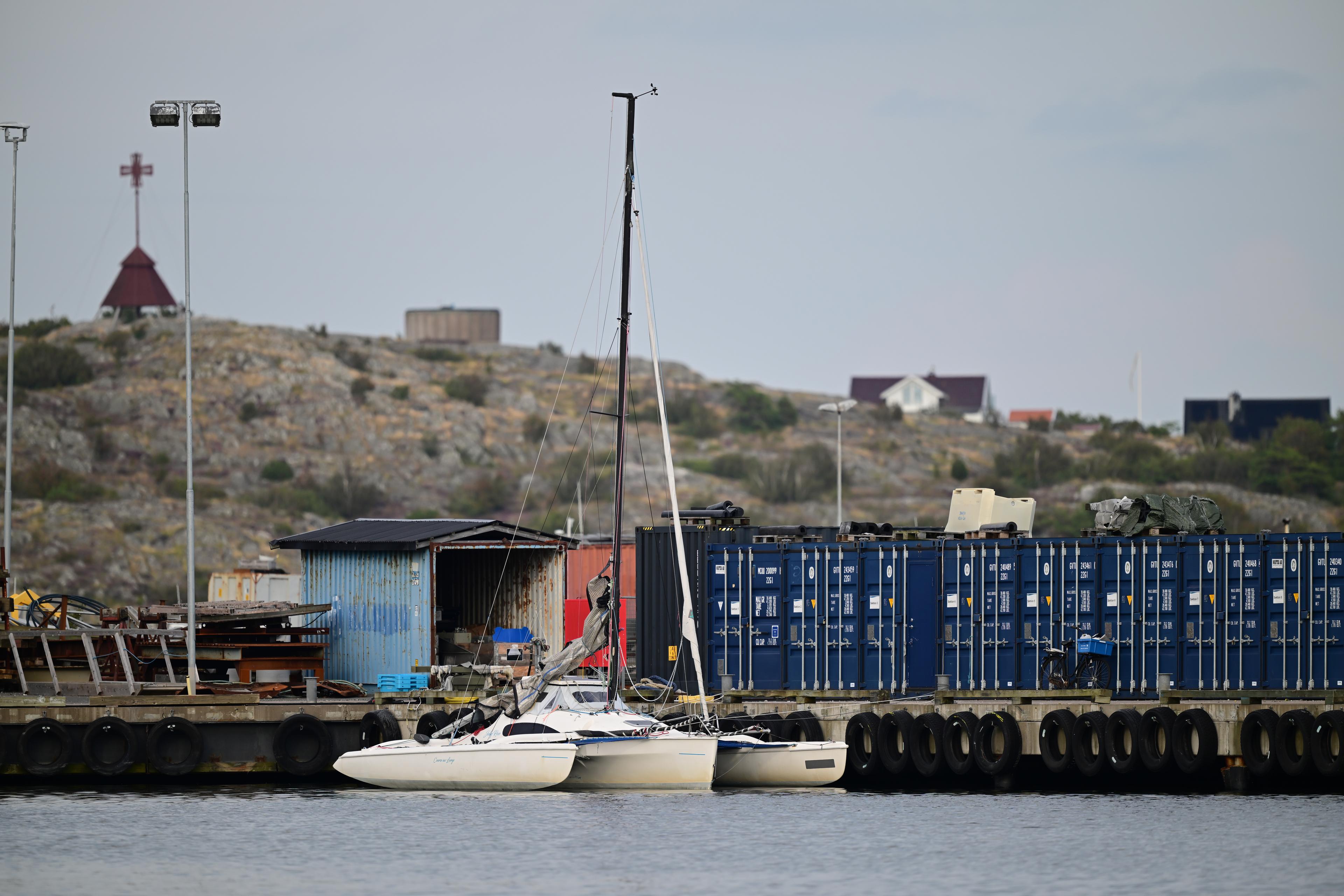 Båten männen färdades i bogserades in till hamn vid Öckerö. Foto: Björn Larsson Rosvall/TT