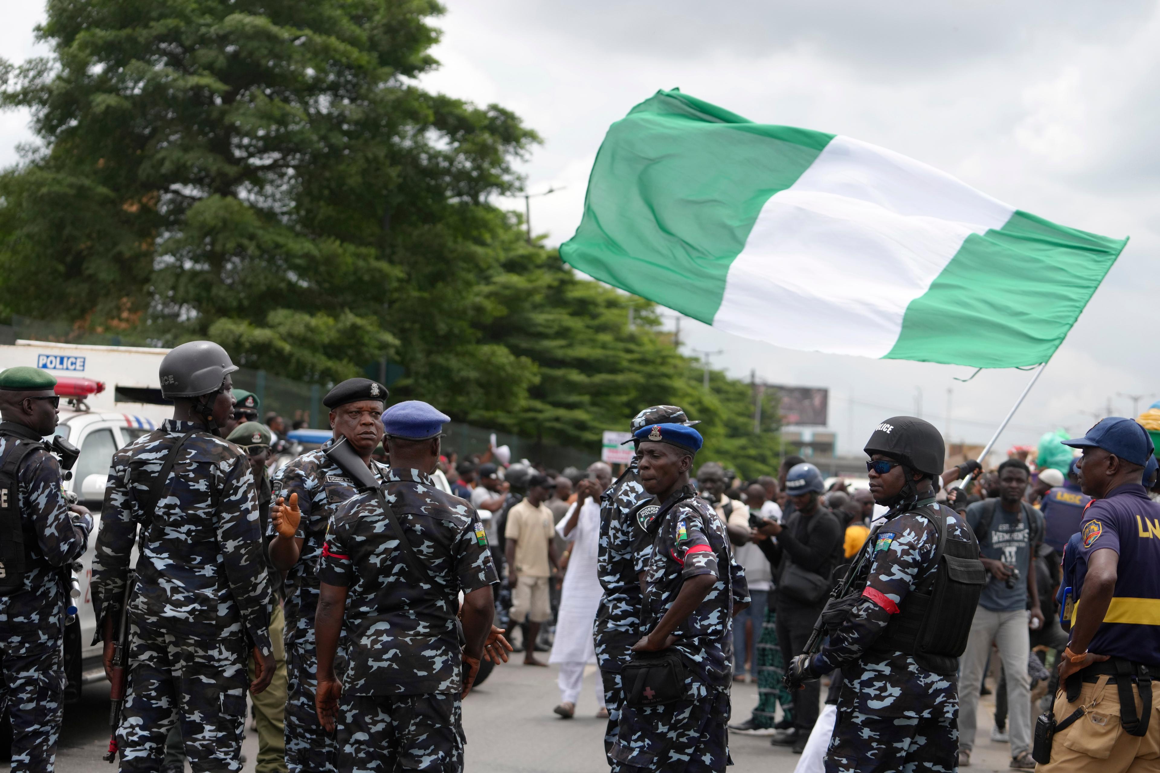 Polis övervakar demonstrationer i Lagos i Nigeria. Bilden togs i fredags. Foto: Sunday Alamba/AP/TT