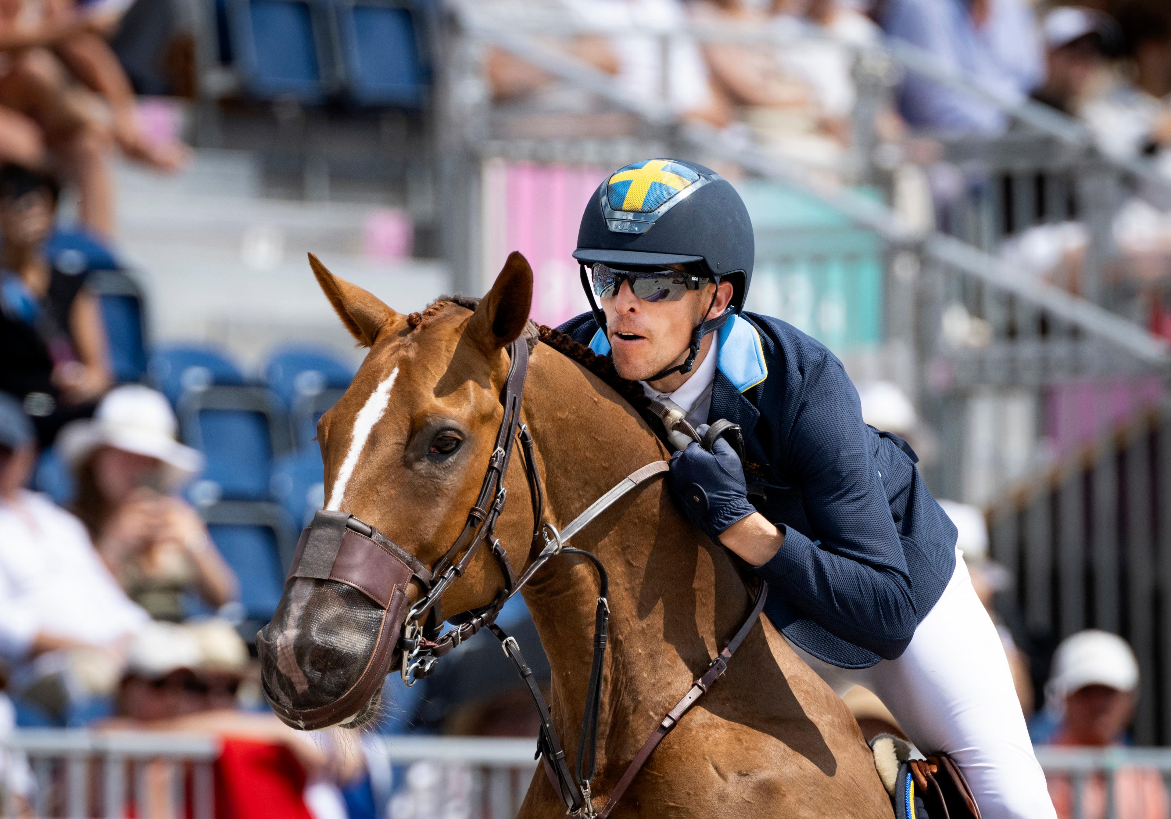 Henrik von Eckermann och King Edward inleder den individuella hoppningen med kvalet på måndag. Foto: Pontus Lundahl/TT