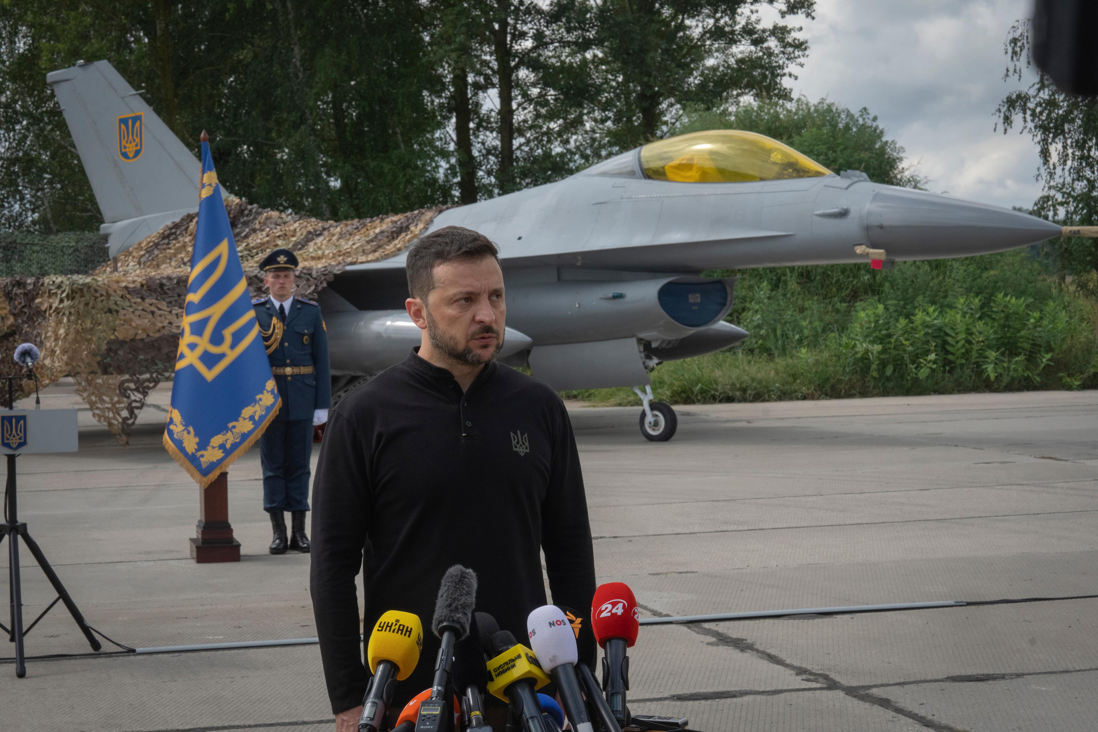 Ukrainas president Volodymyr Zelenskyj presenterar F-16-planen för pressen på hemlig ort. Foto: Efrem Lukatsky/AP/TT