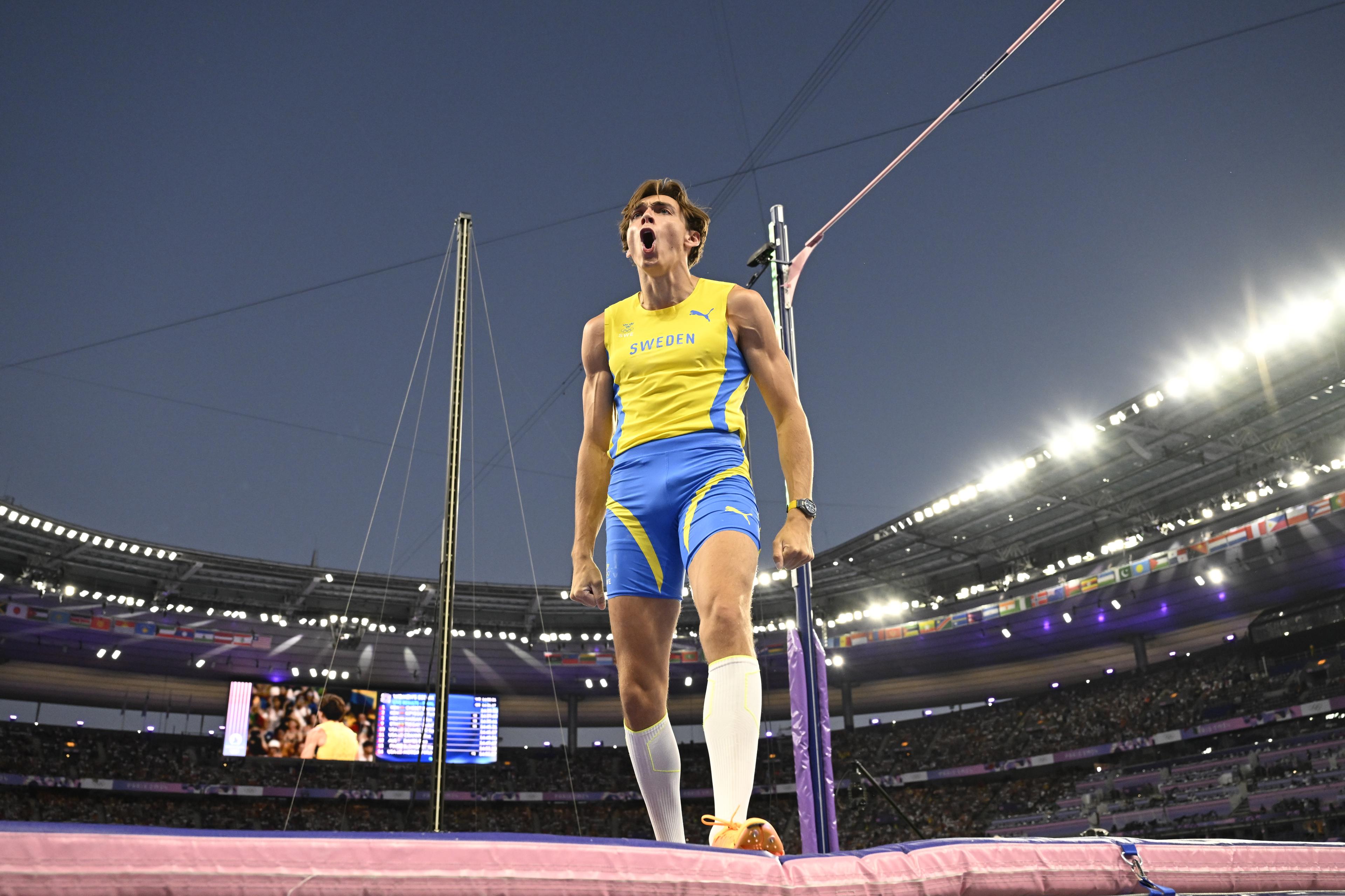 Sveriges Armand Duplantis tog sitt andra raka OS-guld när han vann måndagens final på Stade de France i Paris. Foto: Jessica Gow/TT