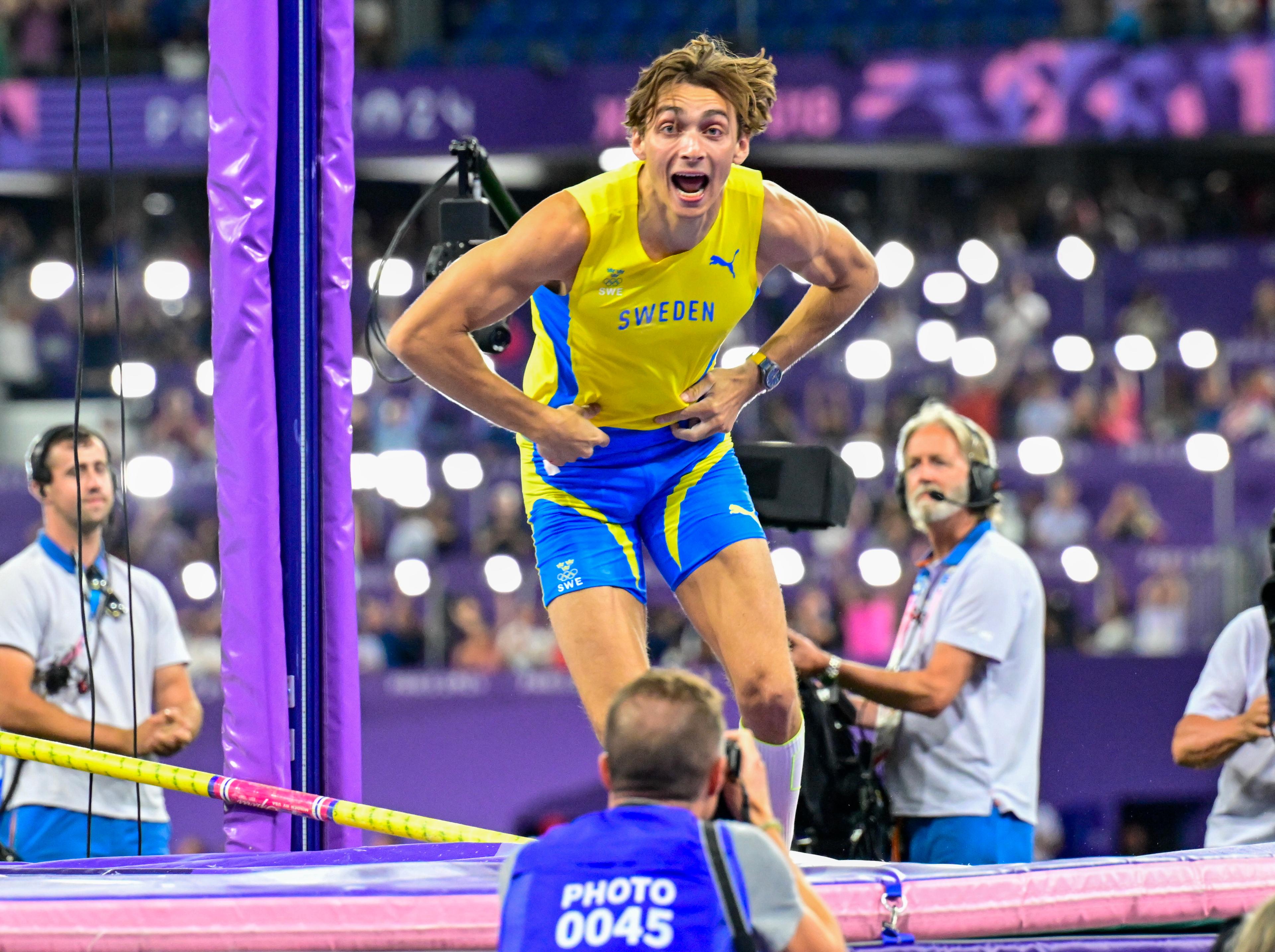 Stavhopparen Armand Duplantis efter att ha slagit världsrekord på 6,25 meter i tredje försöket på ett fullsatt Stade de France. Tidigare under kvällen hade han säkrat sitt andra raka OS-guld. Foto: Jonas Ekströmer/TT