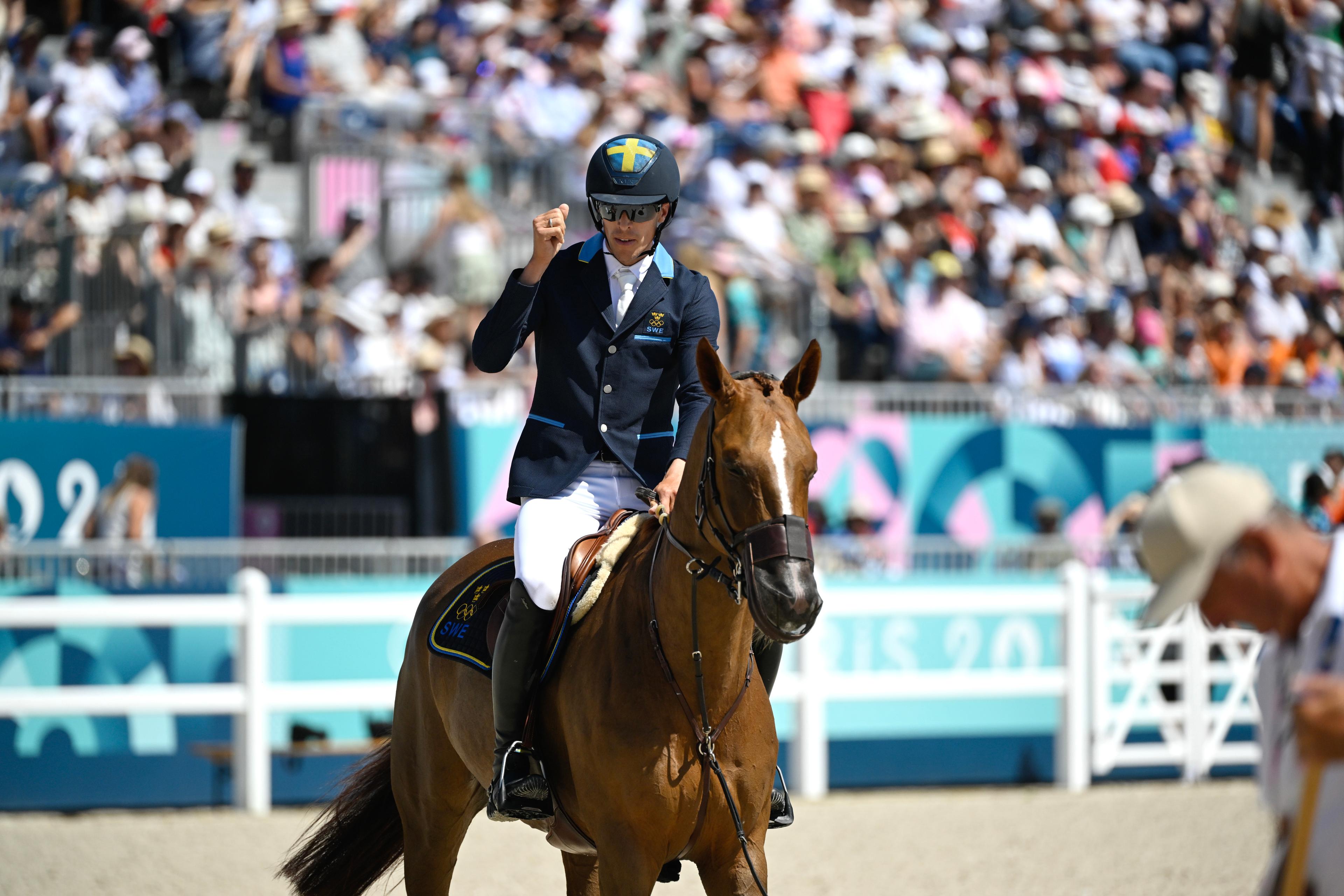 Sveriges Henrik von Eckermann på hästen King Edward knöt näven efter en felfri ritt i kvalet och säkrad finalplats i OS. Foto: Pontus Lundahl/TT