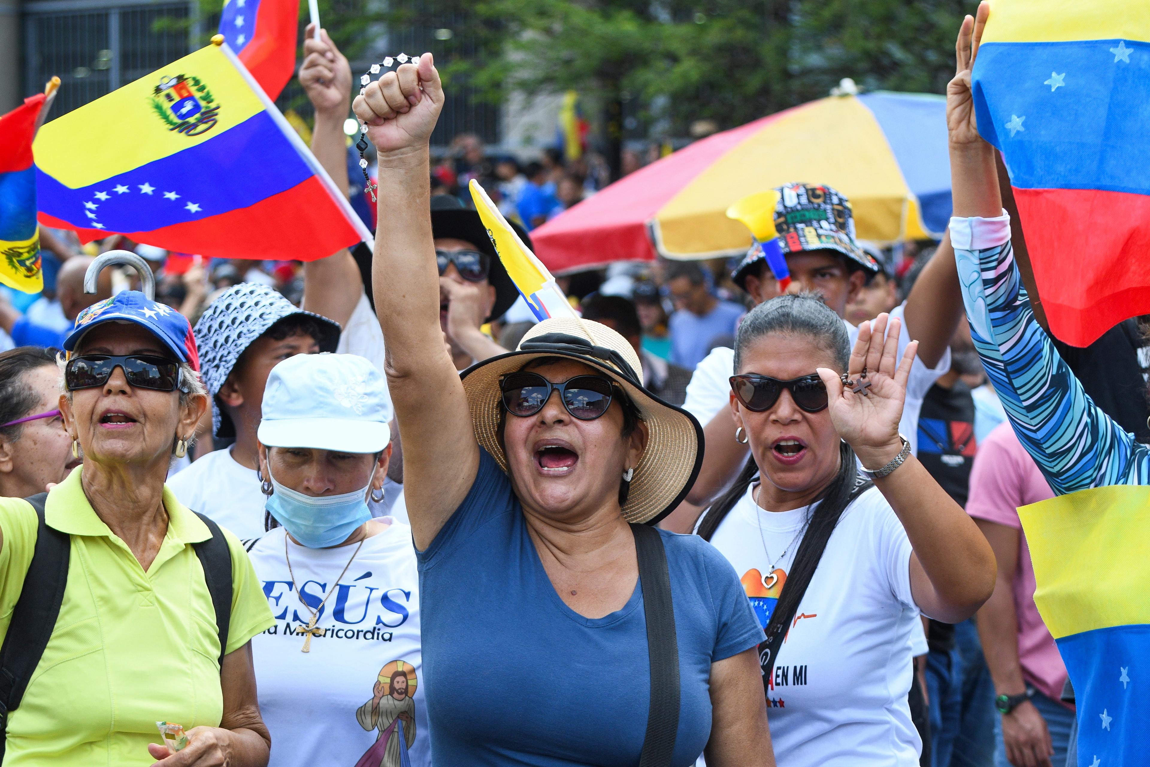 Demonstranter i staden Valenica, Venezuela, protesterar mot att Nicolás Maduro klamrar sig fast vid makten. Foto: Jacinto Oliveros/AP/TT