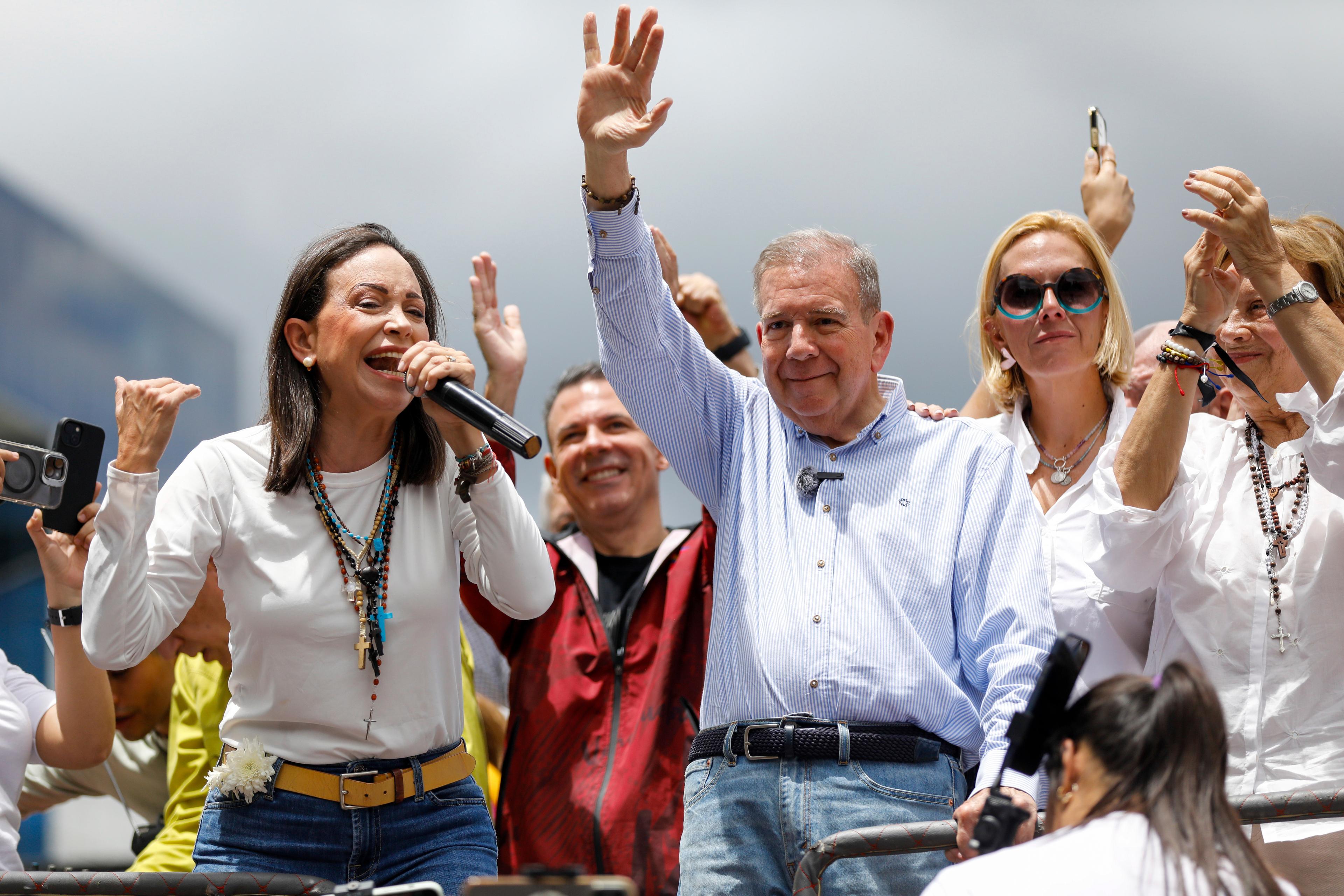 María Corina Machado och Edmundo González Urrutia under protester mot sittande presidenten Nicolás Maduro. Foto: Cristian Hernandez/AP/TT