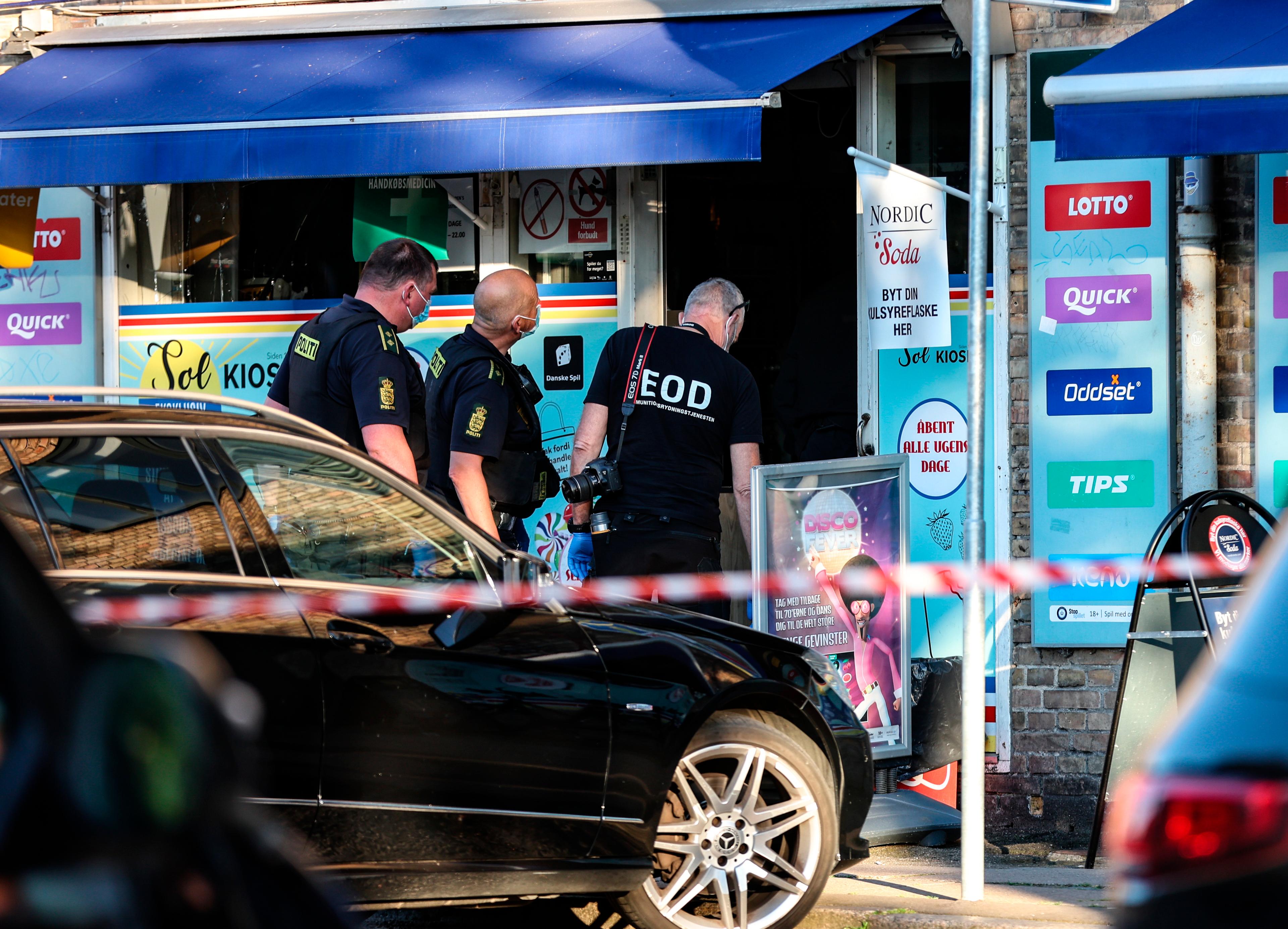 Polisen undersöker en kiosk i Köpenhamn där en explosion inträffade på tisdagskvällen. Foto: Steven Knap/Scanpix Denmark