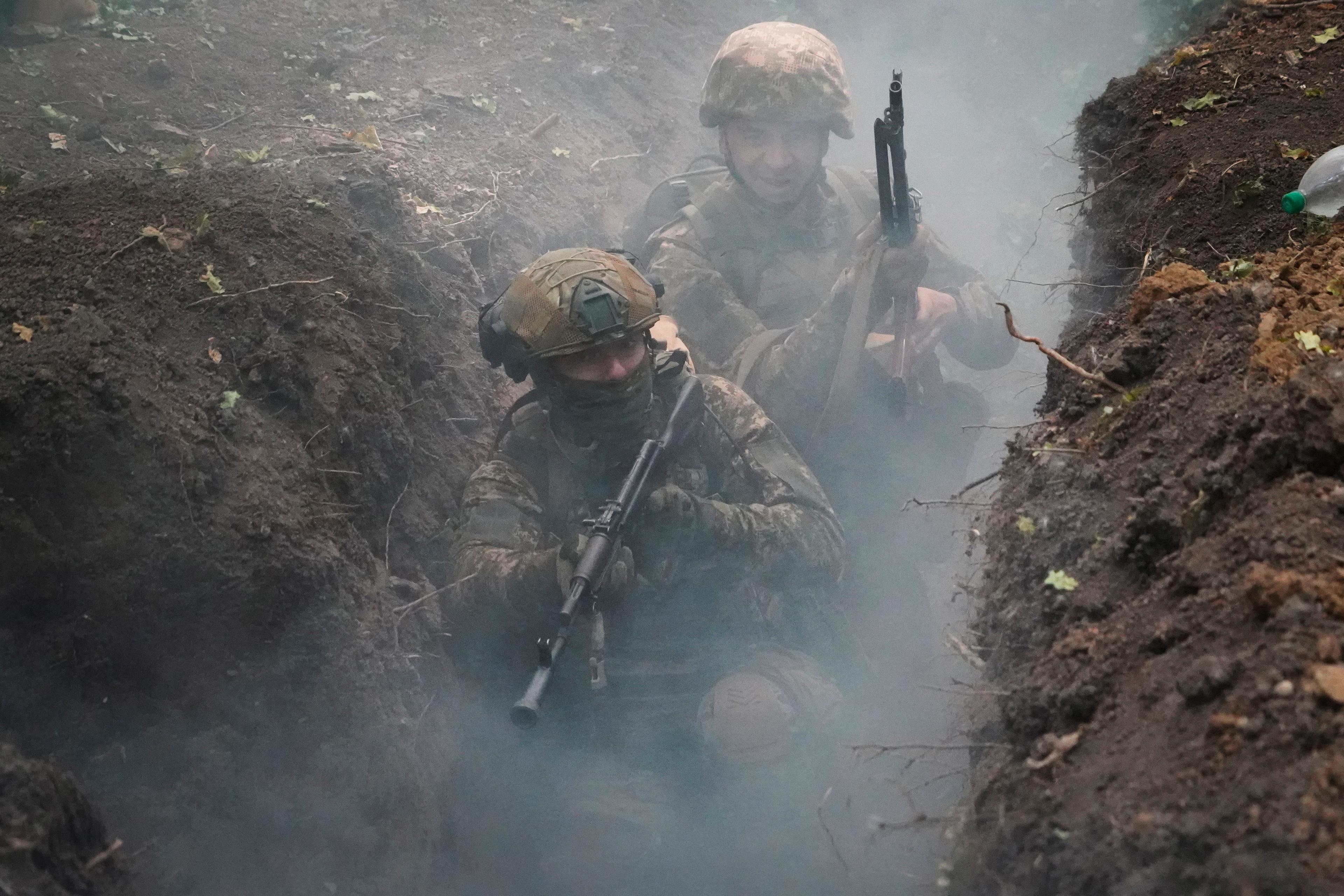 Ukrainska soldater under en övning i Charkiv-regionen i slutet av juli. Foto: Andrij Marienko/AP/TT