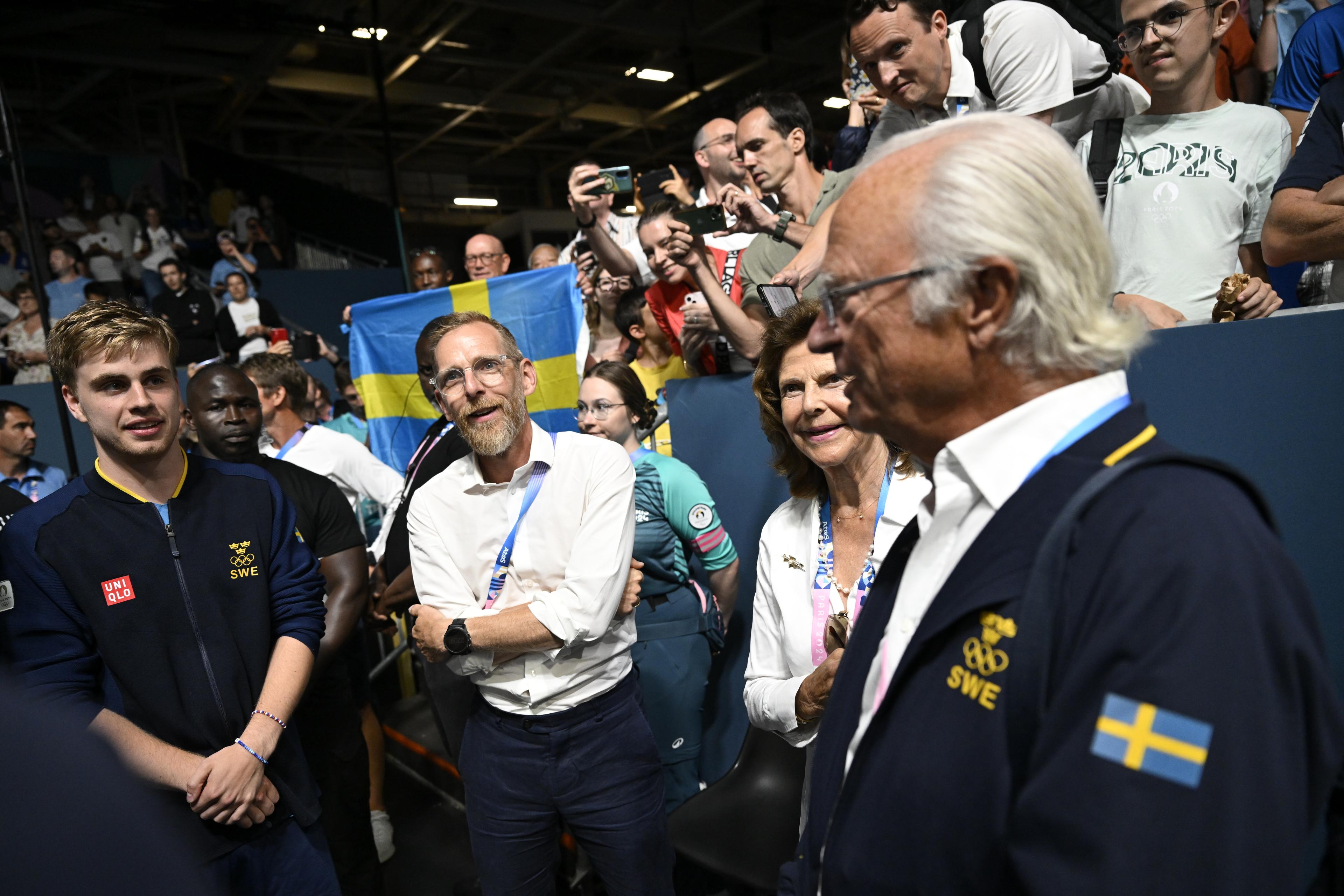 Sveriges Truls Möregårdh pratar med idrottsminister Jakob Forssmed, drottning Silvia och kung Carl Gustaf under OS i Paris. Foto: Pontus Lundahl/TT