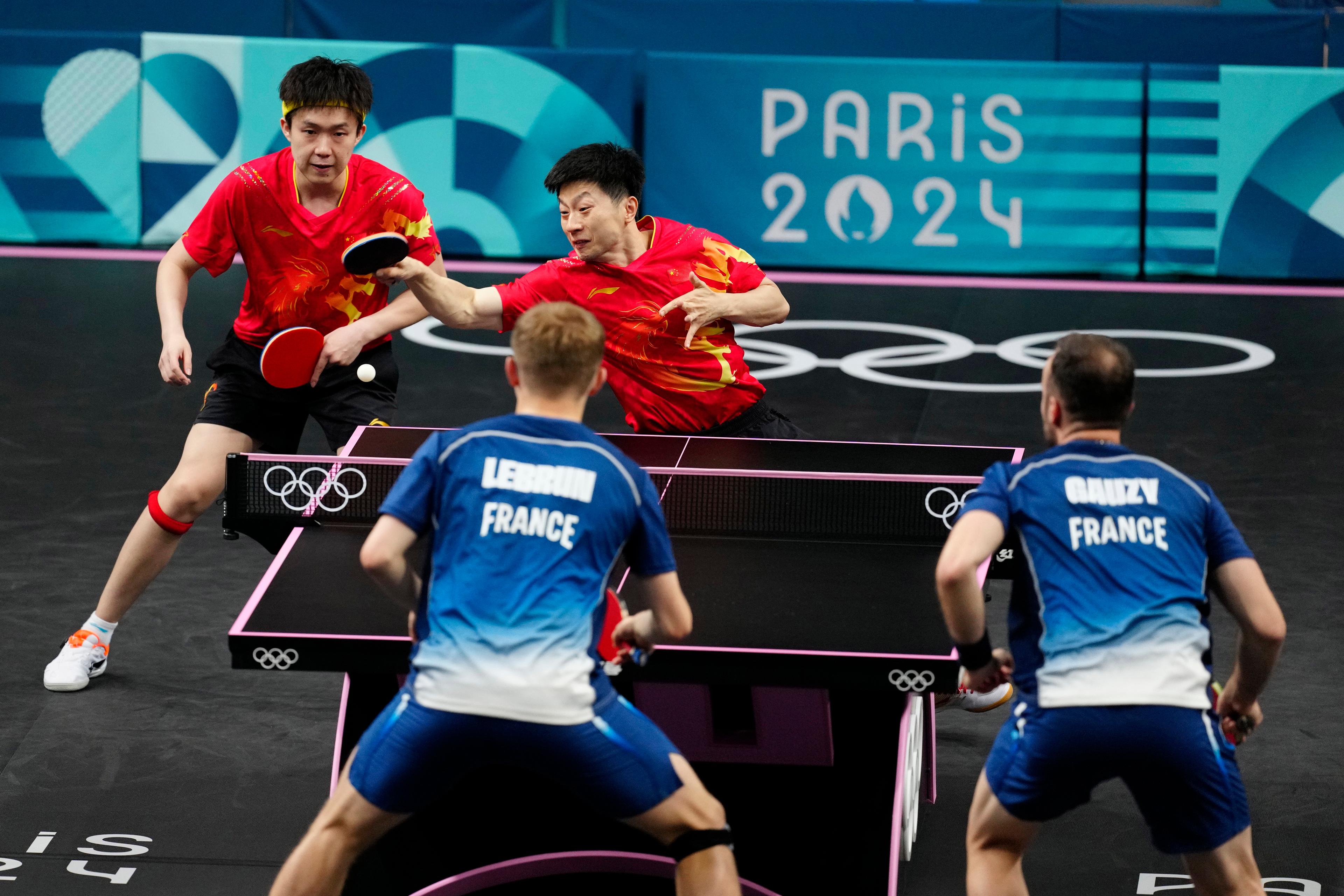 Kina slog ut Frankrike i lagtävlingens semifinal och nu väntar Sverige i fredagens OS-final i Paris. Foto: Petros Giannakouris/AP/TT