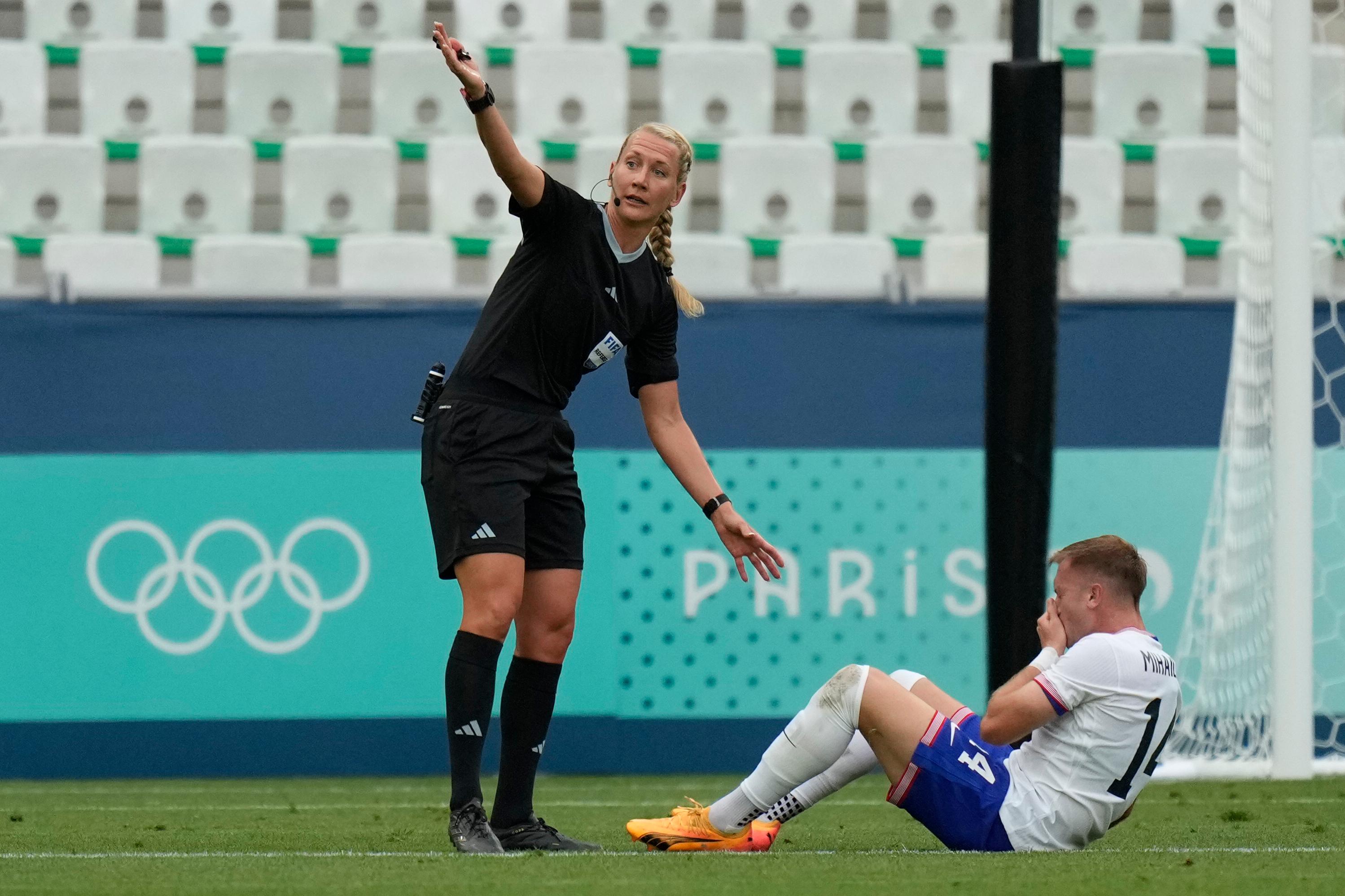 Den svenska fotbollsdomaren Tess Olofsson under herrarnas OS-gruppmatch mellan USA–Guinea. Nu får Olofsson döma lördagens damfinal mellan USA och Brasilien. Foto: Silvia Izquierdo/AP/TT