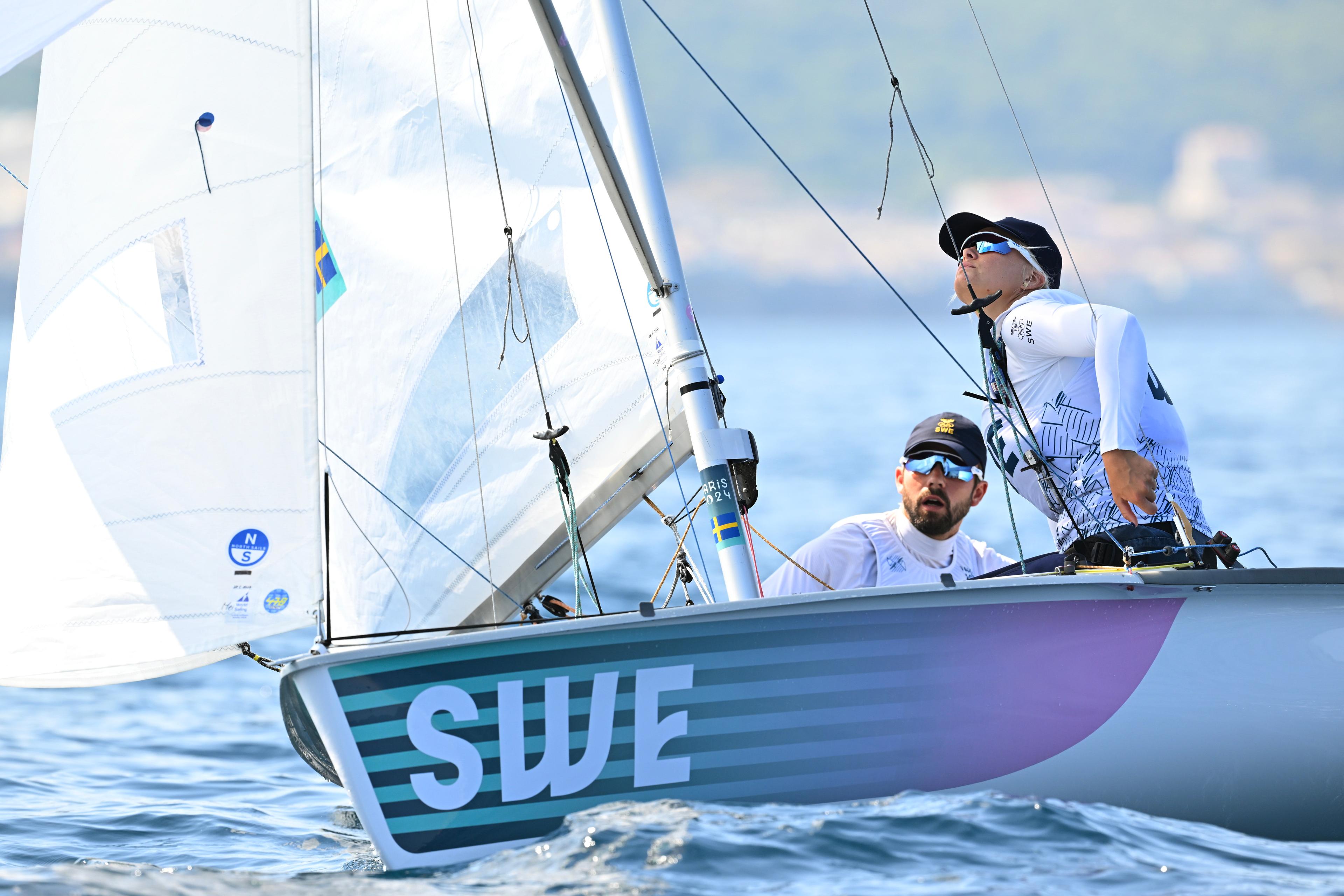 Anton Dahlberg och Lovisa Karlsson inför starten av finalseglingen i OS. Foto: Henrik Montgomery/TT