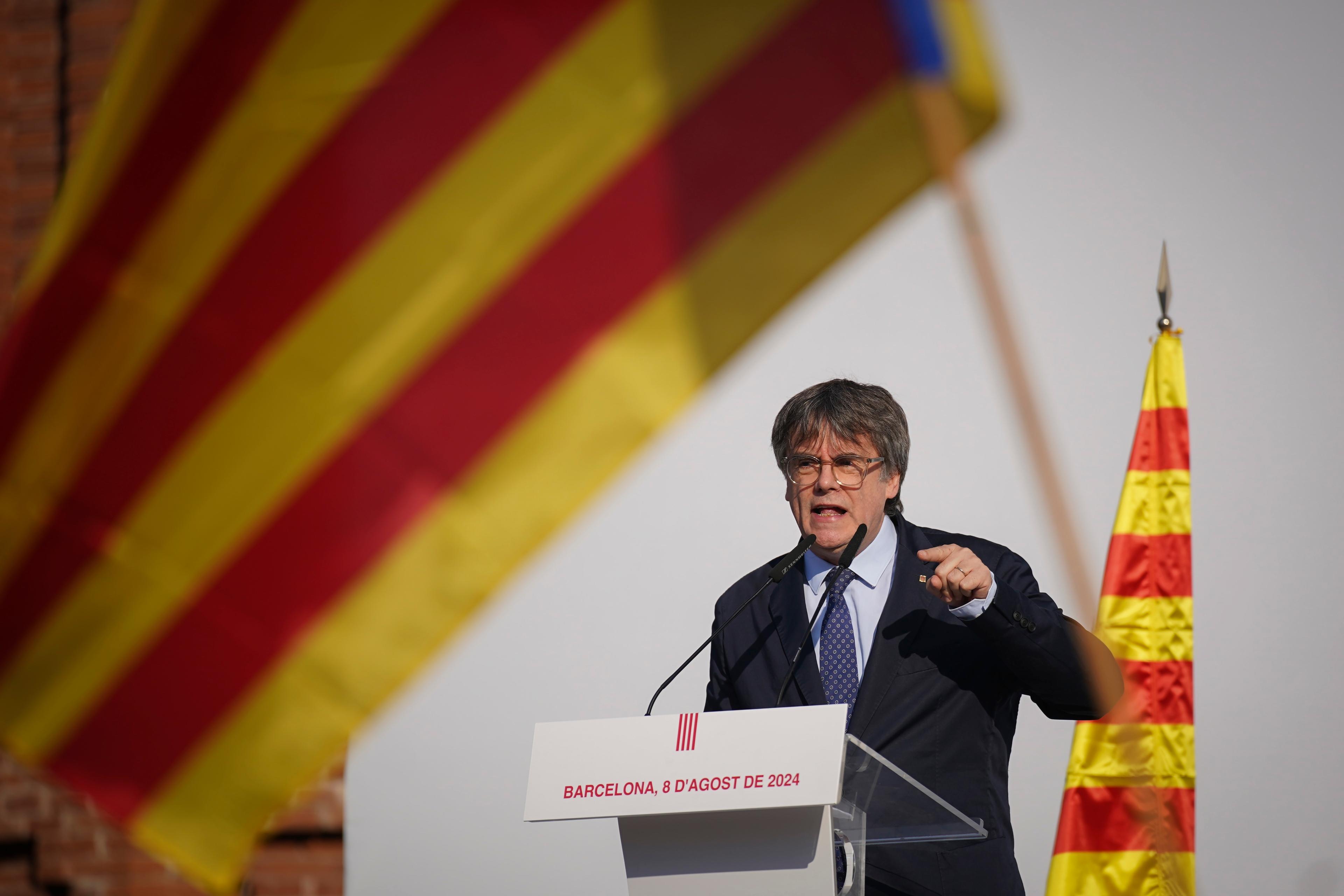 Carles Puigdemont talar till anhängarna vid regionparlamentet i Barcelona. Foto: Joan Mateu/AP/TT