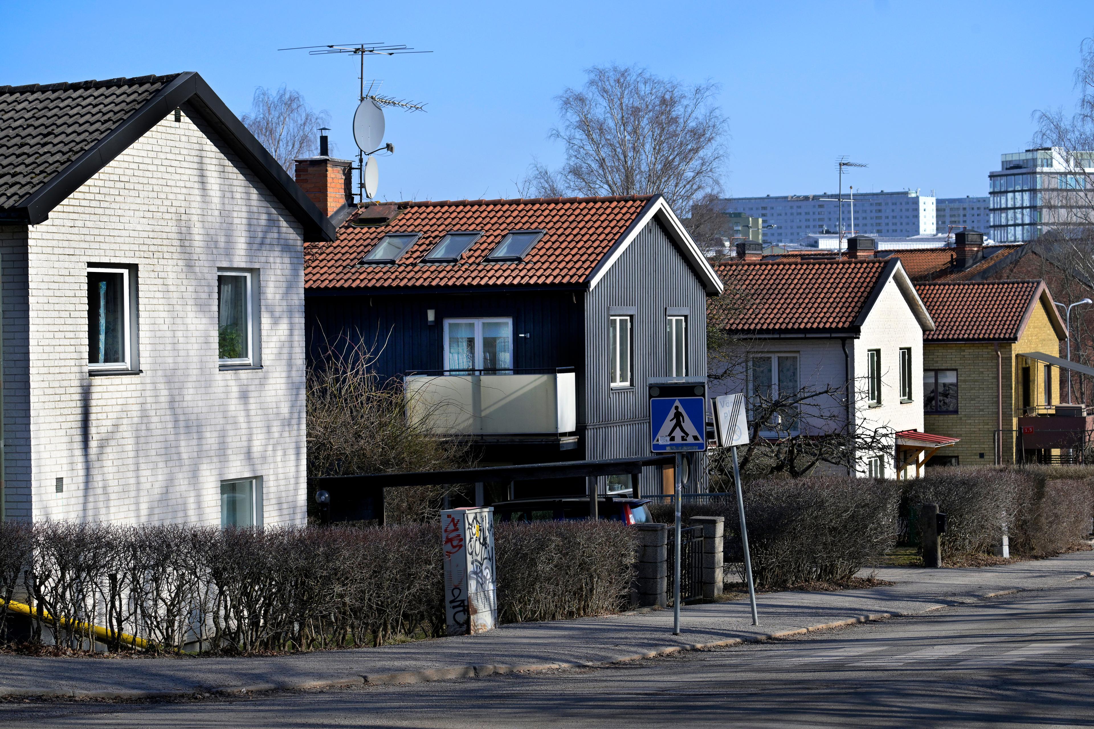 Priserna på bostadsrätter sjönk i juli bland annat på grund av att färre dyra affärer görs mitt i sommaren. Foto: Janerik Henriksson/TT