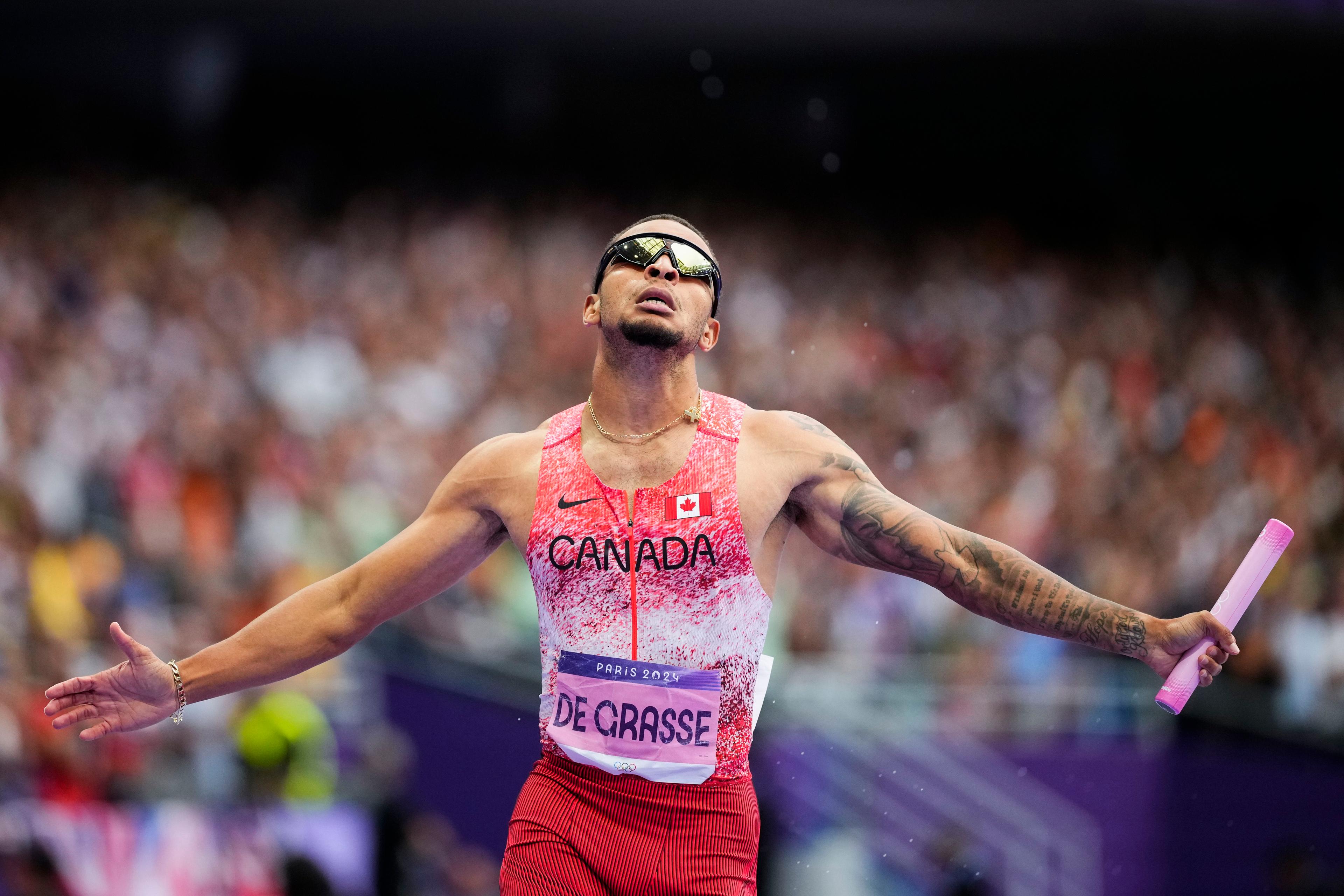 Andre De Grasse tog in Kanada över mållinjen först i herrarnas stafett på 4x100 meter. Foto: Petr David Josek/AP/TT