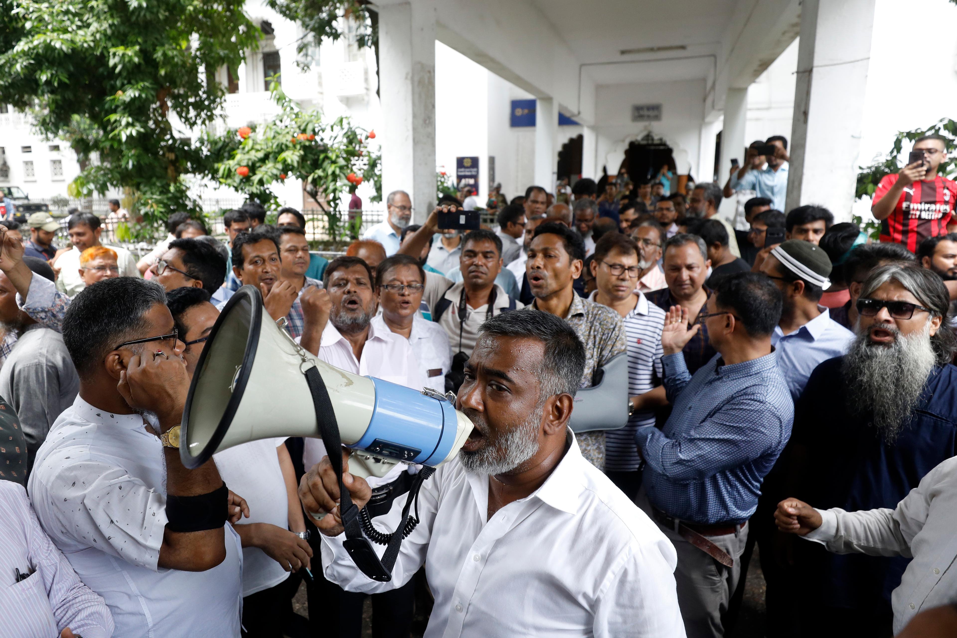 Jurister protesterar och kräver att landets chefsdomare Obaidul Hassan avgår. Foto: Rajib Dhar/AP/TT