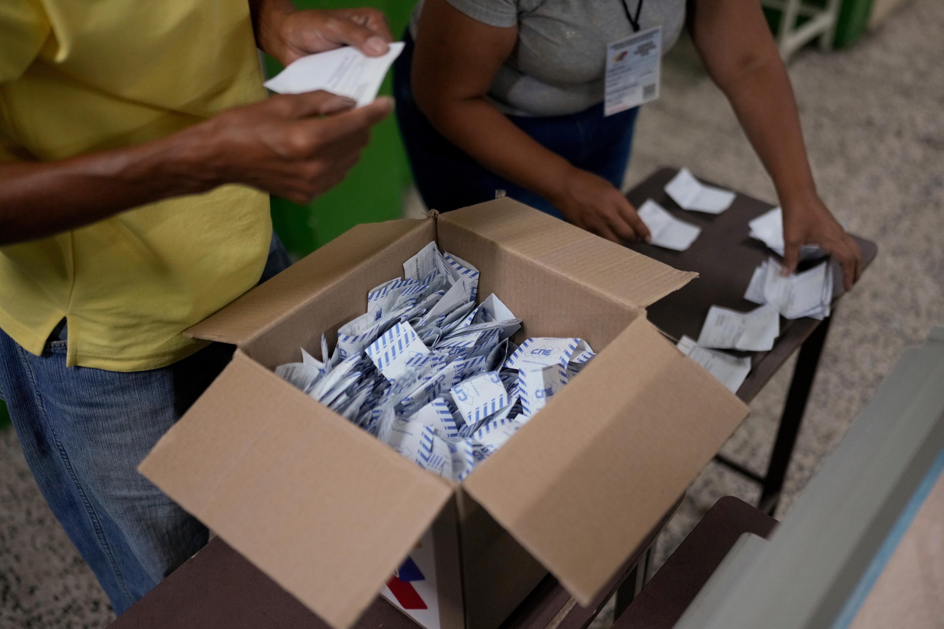 Rösträknare fortsätter sitt arbete efter att vallokalerna stängt i Venezuelas huvudstad Caracas, i samband med presidentvalet den 28 juli. Foto: Matias Delacroix/AP/TT