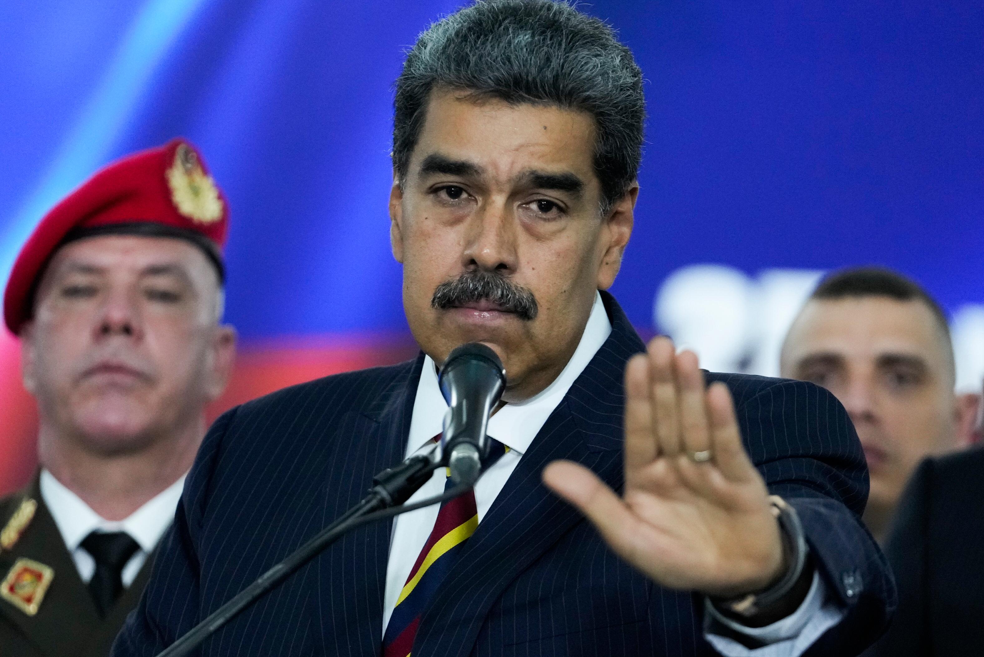 Venezuelas president Nicolas Maduro talar med pressen efter att han lämnat domstolen på fredagen. Foto: Matias Delacroix/AP/TT