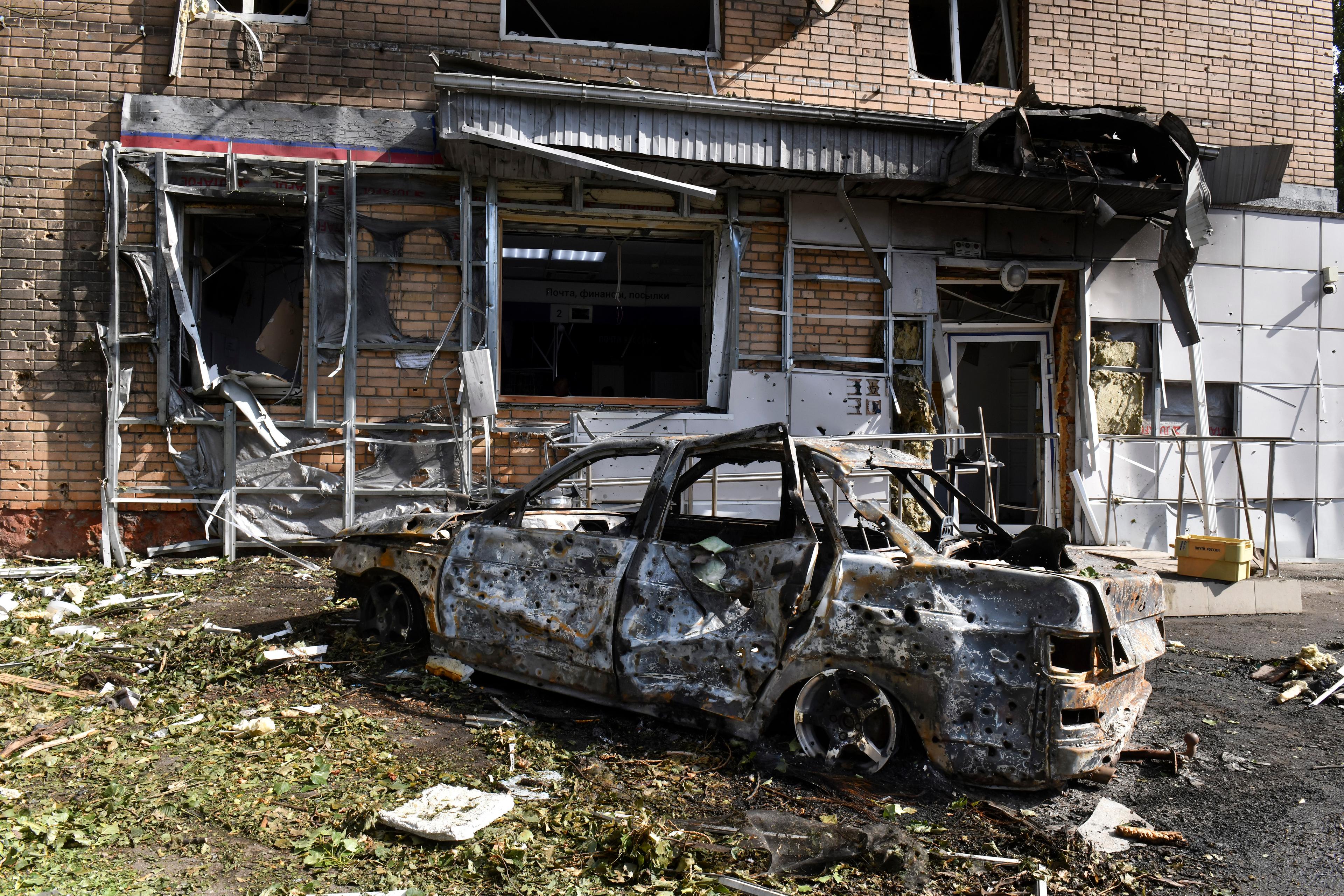 En utbränd bil i ryska Kursk efter ukrainsk artilleribeskjutning på söndagen. Foto: AP/TT