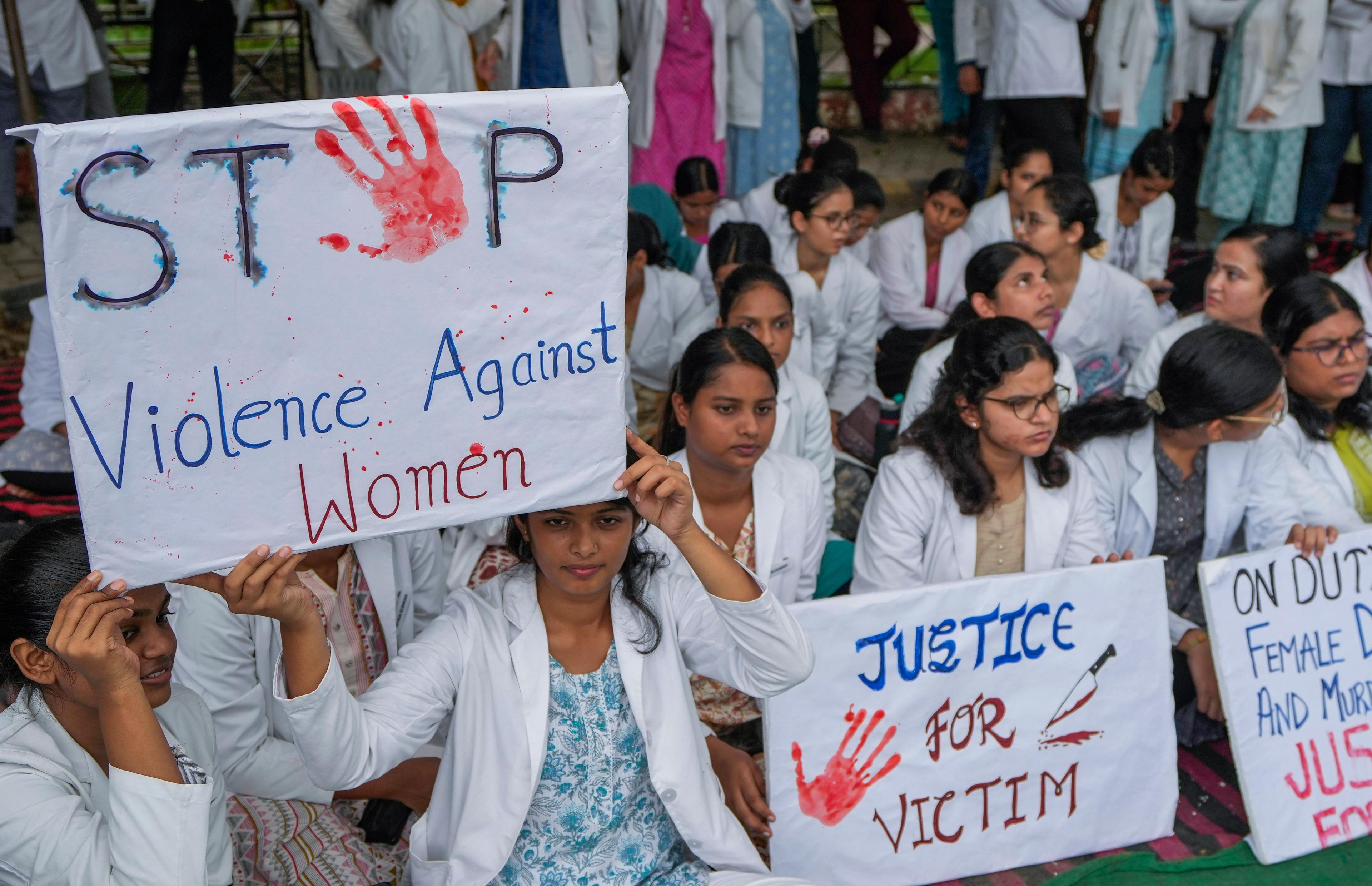 Unga läkare i Indien protesterar efter att en ung läkarstudent våldtagits och mördats i Calcutta. Foto: Rajesh Kumar Singh/AP/TT