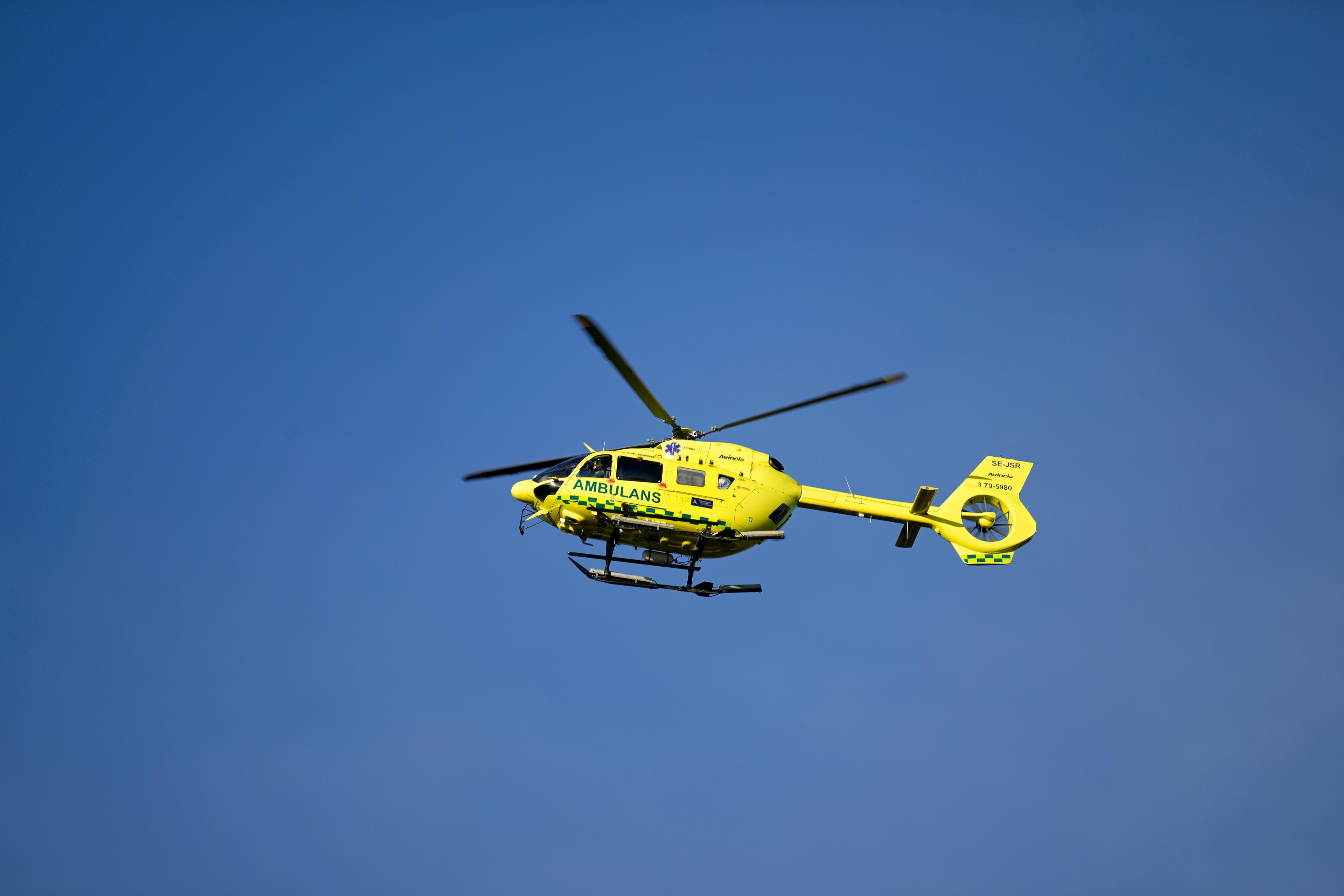 En man klämdes på tisdagen fast under en fyrhjuling och har förts till sjukhus med ambulanshelikopter. Arkivbild. Foto: Janerik Henriksson/TT