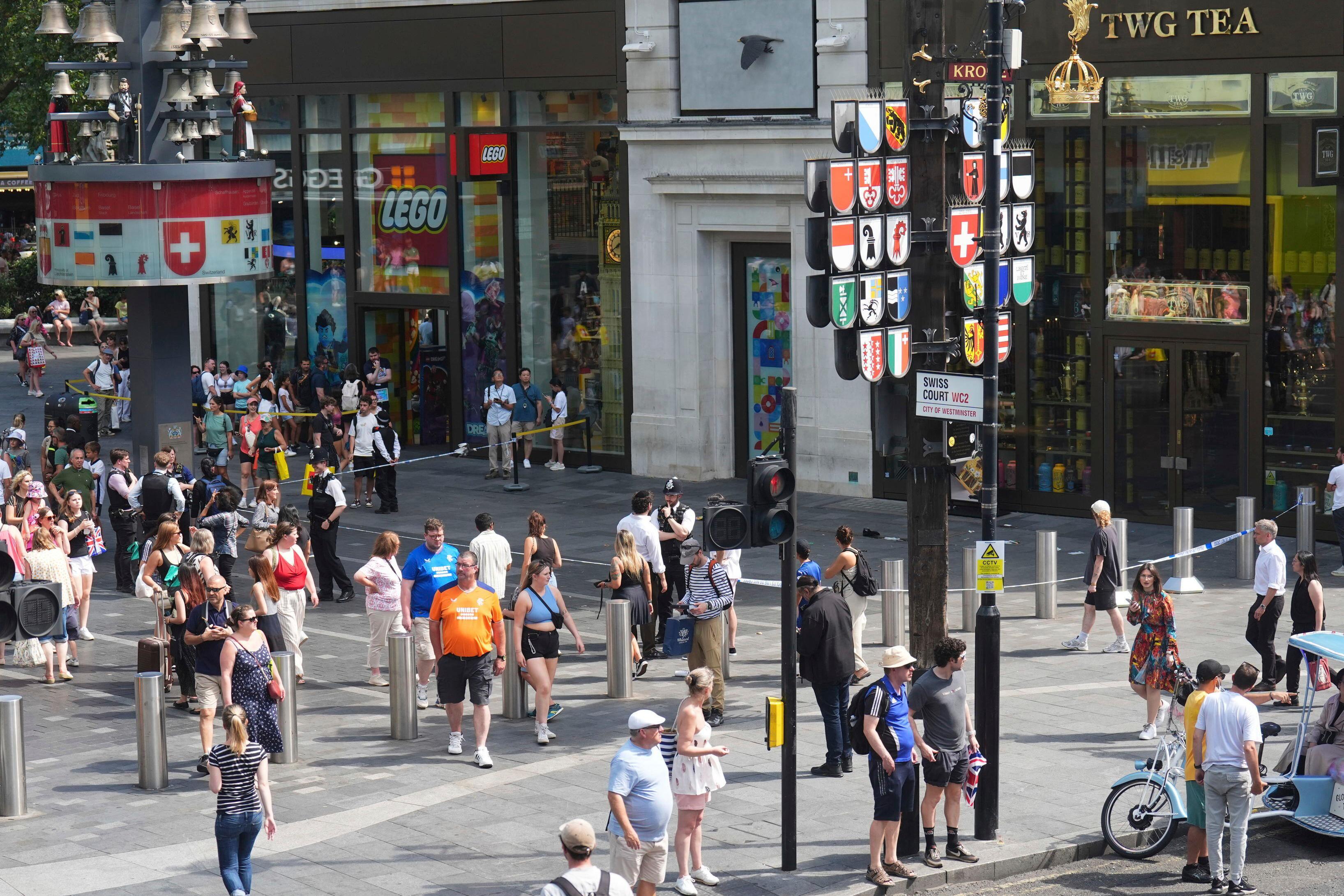 Ett område på Leicester Square spärrades av på måndagen efter knivattacken. Foto: James Manning/AP