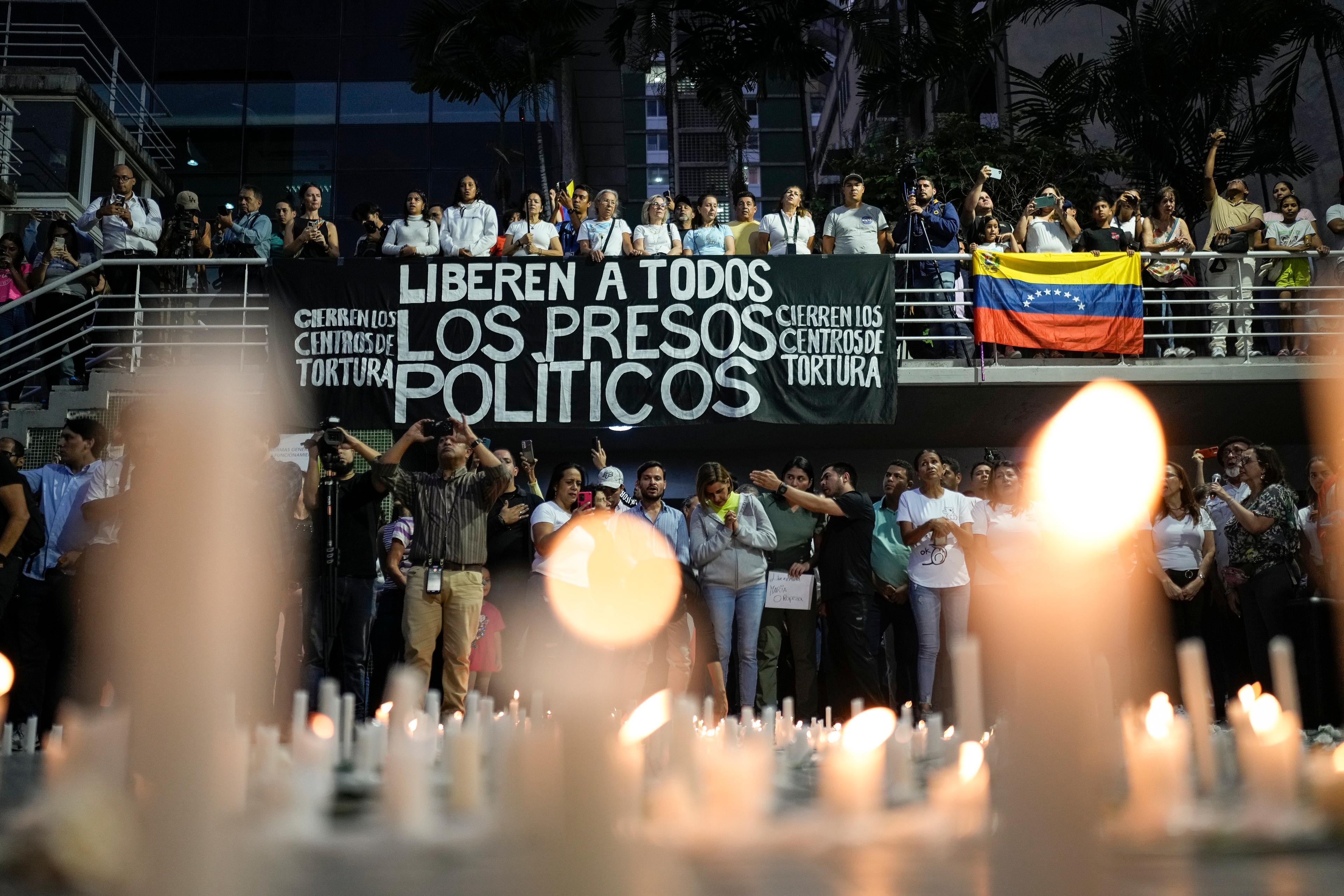 Familjemedlemmar till personer som greps under demonstrationer mot resultatet i det venezuelanska valet deltar i en manifestation i Caracas. Arkivbild. Foto: Matias Delacroix/AP/TT