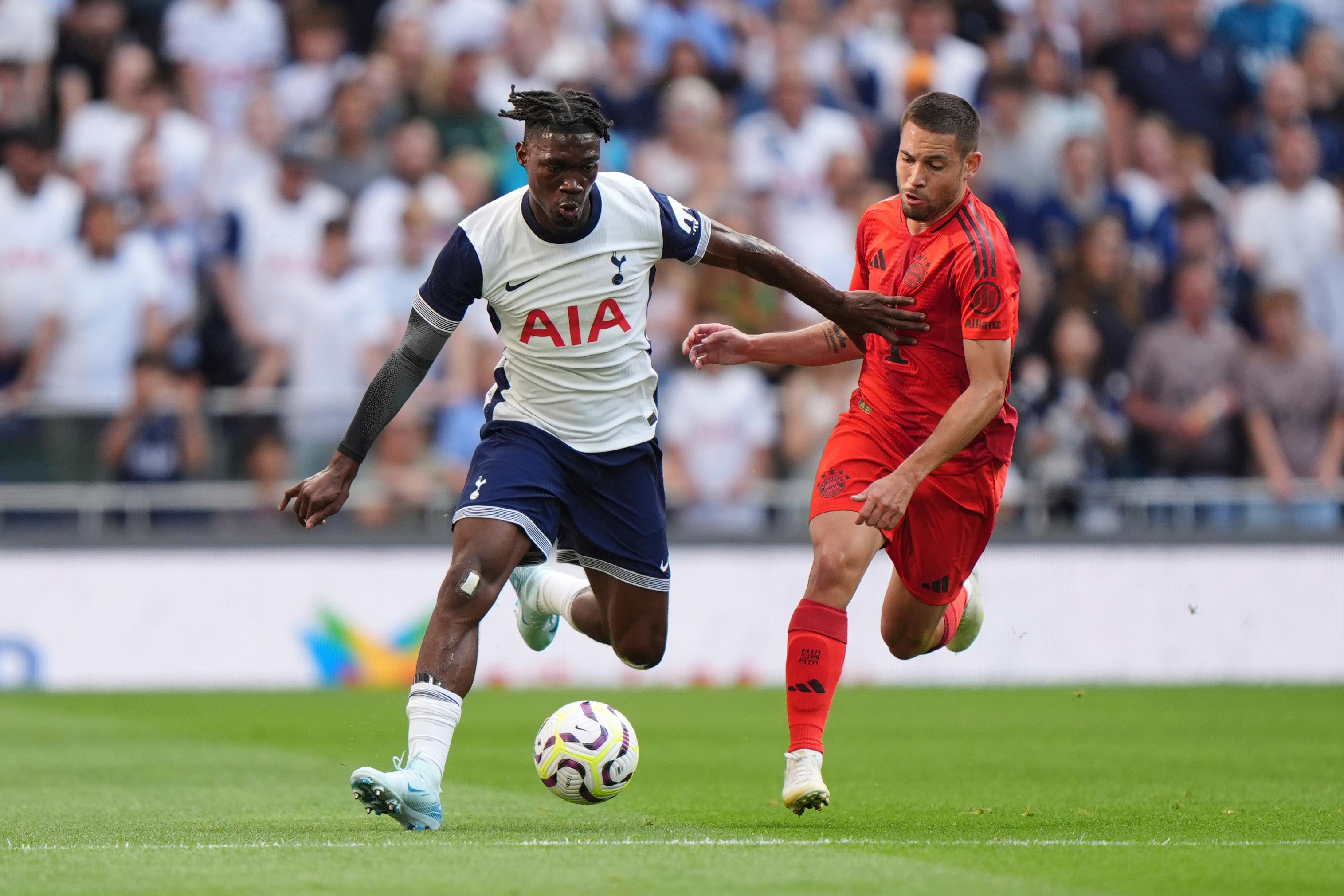 Yves Bissouma, vänster, stängs av i en match av Tottenham. Här i förra veckans träningsmatch mot Bayern München. Arkivbild. Foto: Bradley Collyer/PA/AP/TT