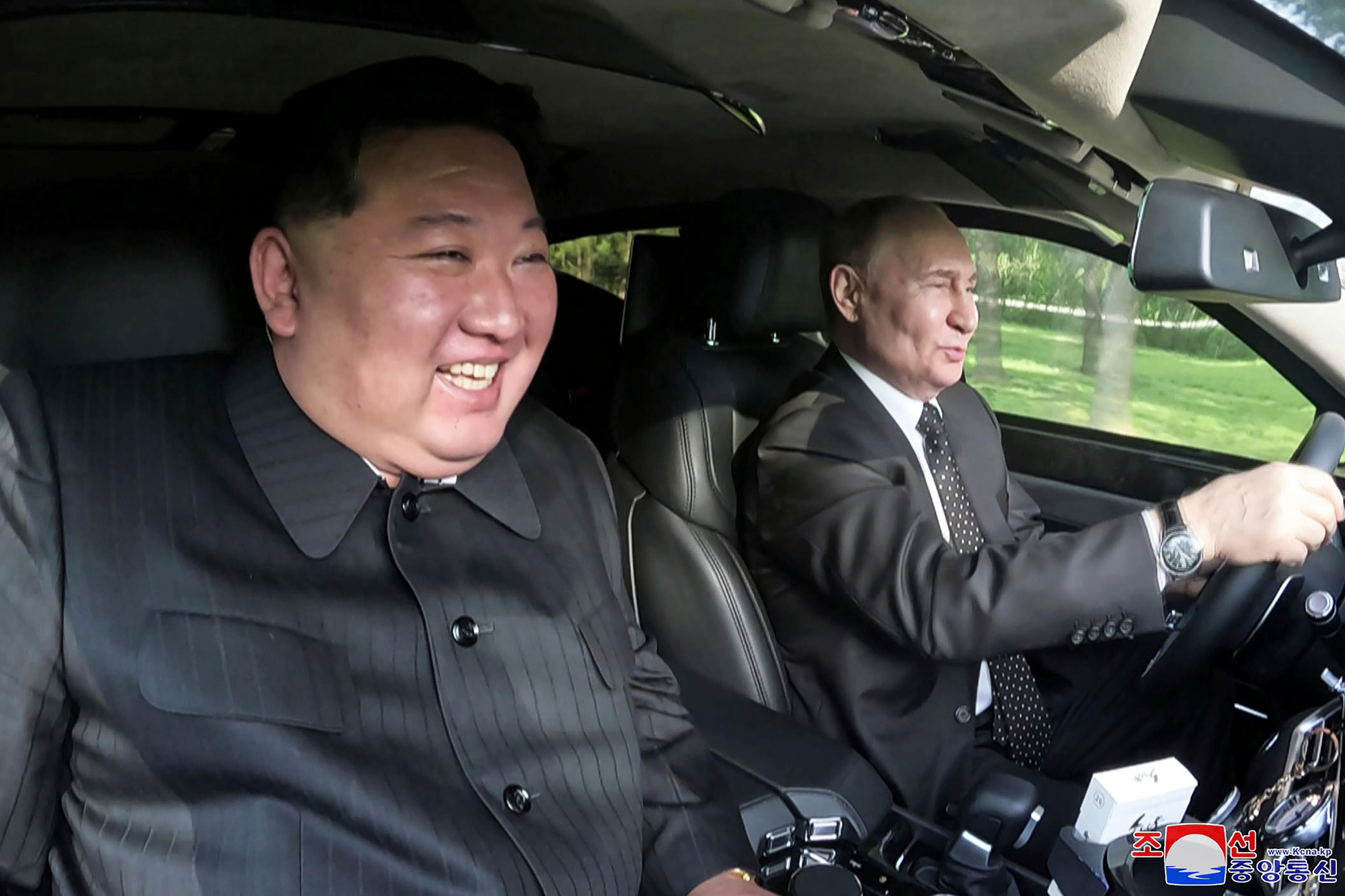 Rysslands president Vladimir Putin kör bil tillsammans med Nordkoreas ledare Kim Jong-Un i Pyongyang i juni i år. Foto: KCNA/Korea News Service via AP/TT